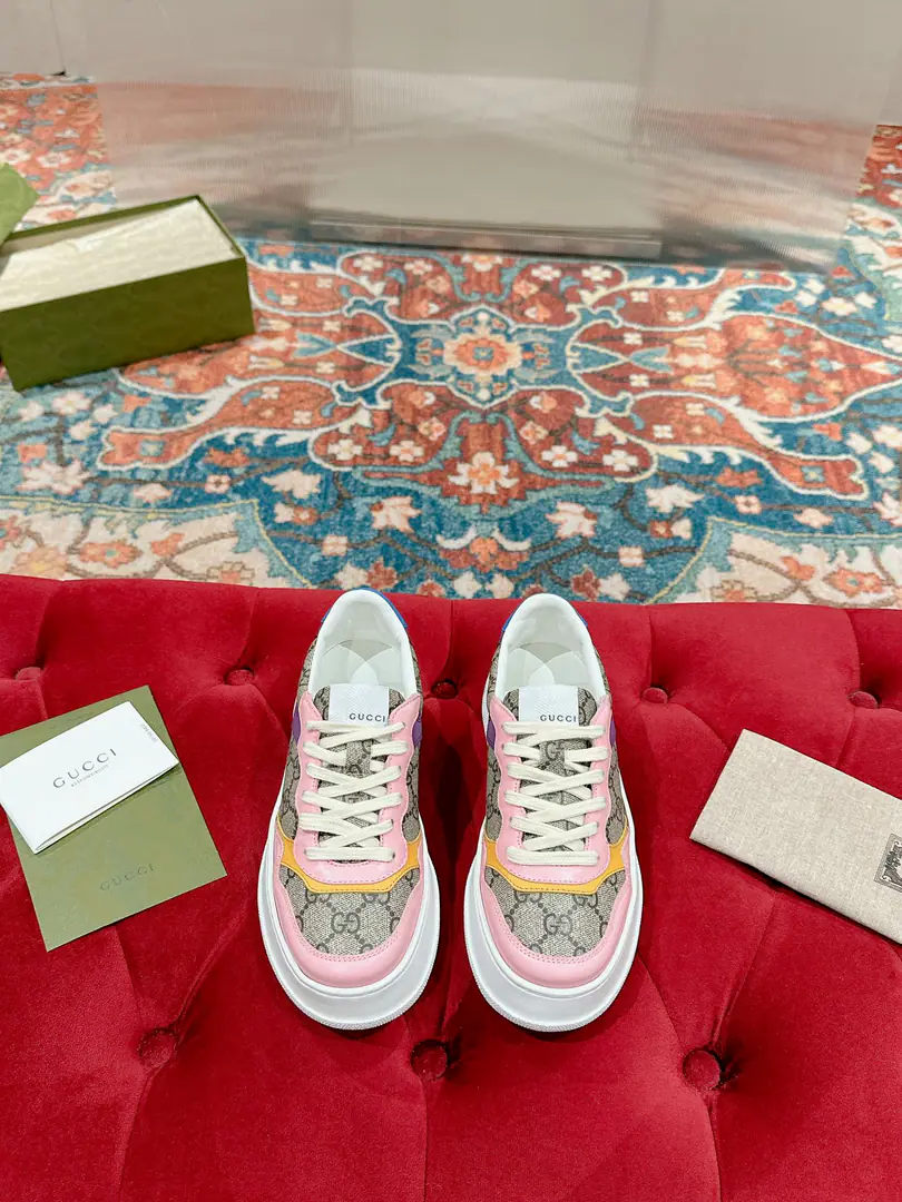 🅿️ Women 👑Gucci🍀🍀A pair of cozy biscuits. Gucci Chunky BSeries of sneakers～- Let's go with Daddy's shoes. White shoes. Three classic elements of dirty shoes are the design of the sport and leisure mix that brands promote.. The thick sub-structures show a resonance of the sneakers., The most important thing is the shoes are very light.. The classic old flower band., Round shoe head., It's a chocolate system., It's a reminiscent feeling., The effect of the increase is extremely high., The soles are very soft and comfortable.😌Wear it all seasons., It's more of a mood to wear it in the fall.💯 ·Fabulous.: Original customized cow skins（The classic old flower cloth., Puncture., Ballasting process） ·Otsumi!:Rubber Bottom ·Uchi.:Import of sheep skin ·He's tall.:NYO5cm ·Size:Women35-40（Women41 Custom without re-offer）