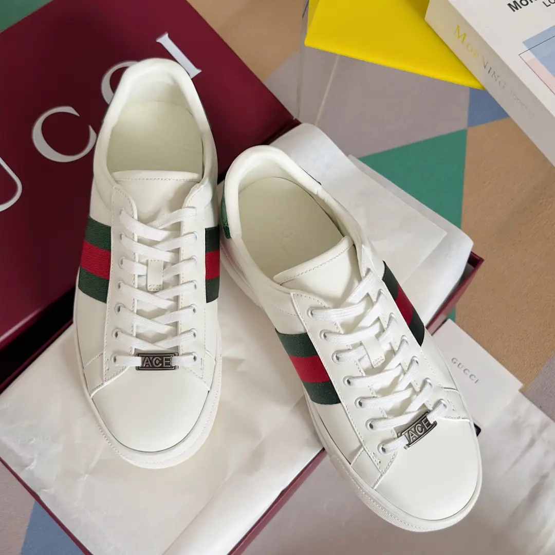 Top Version: Couple money. GucciGood riddance.AceSeries Thick Honeybee. White shoes. Couple money. Leisure Sports shoes Since the beginning of the world,, AceThe series of sneakers has become one of the leading characters in brand narratives.. The new series is designed with a very low profile., The match is for details., ♪ Shine the sports shoe style ♪. Tie with fixed garb“ACE”Metal sign, The thick structure is a shoe-like thing.. GucciThe classic red striped strips add charm to the whole design. Send a cabinet for fine packaging🛍📦 ▪️Fabulous.: Original import of head-level cattle skin ▪️Uchi.: Original custom custom customised soft sheep skin ▪️Shoes under the sole.: Original OpenTPUSlipboard Base ▪️Bottom: 5CM ▪️Size: Female35-40 / Men39-45