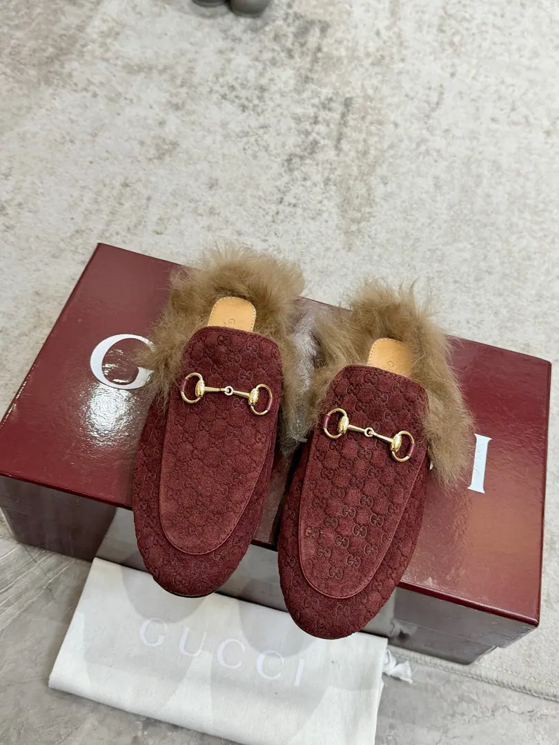 Plant price Top Version GUCCI, Shoe-faced material Leather., I'll put my feet on the back of my head., The series of slippers has become...GUCCIThe main one in the series., Don't be so mean and full of motten spirits., The apparel is a fashion interpretation of the horse's title, the lullaby shoes., The prettiest upgrade in the early spring series.. Codes35-40, 41No, no, no, no, no.