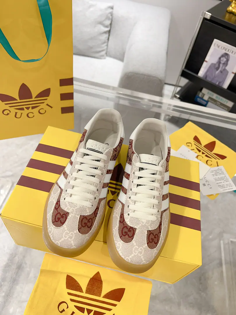 New upgrade Women Men Gucci x Adidas Joint contributions 23ss Fashion week show. Only correct top version of German shoes❗️❗️Global intensity of fire💯Web-wide maximum version contribution❗️❗️The couple's first. Codes:35-46（45.46I'll make sure I don't change it.）