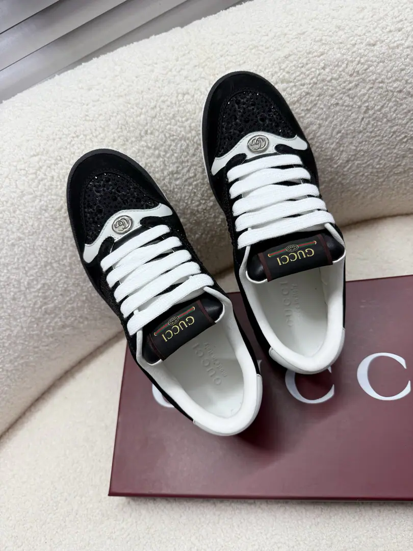 Gucci~~The latest couple's water-drive sneakers.. Leisure shoes.. Little dirty shoes.~~ ZPDevelop plain version. Metal binaryGCrystal cylinder. bling blingThe drill is hot.~~ Original syrup of the pastry of the cattle., The old flower cloth is burning the drill., It's the original cow skin., The foot-stamping emulsion., OriginalTPUOtsumi!(Lower width, Upper Narrow) 35—40/39—45Positive