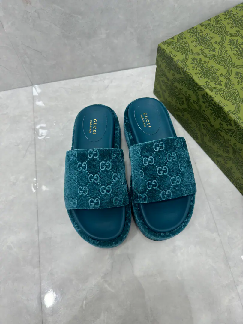 🌸New girl with a thick slipper, a spring and summer shoe. GG Mark in 1970 First used in the era, Yes. 1930 Original Gucci The evolution of the diamond pattern, It's been branding since then.. Here., The pattern defines these thick sub-shoes with a bright color.. It's a silk flower.GG Ma'am. Rubber soles Low-skin. Height: 30mm Italian manufacture Codes35～43Code44No, it's not.