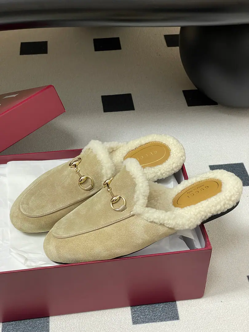 🏧𝐆𝐔𝐂𝐂𝐈Gustz!PrincetownClassic wool slippers., The fury of Muller's shoes, with half a slipper on the ground, is a merino lamb slipper.. The shoe is soft., The galleries flow., To show you the grace of your day.！ The shoes are the original high-swirling cow, skin./Bullskins. The inside foot is a lamb wool. The Italian factory is so big. Size:35-42 [40.41.42Do it.]