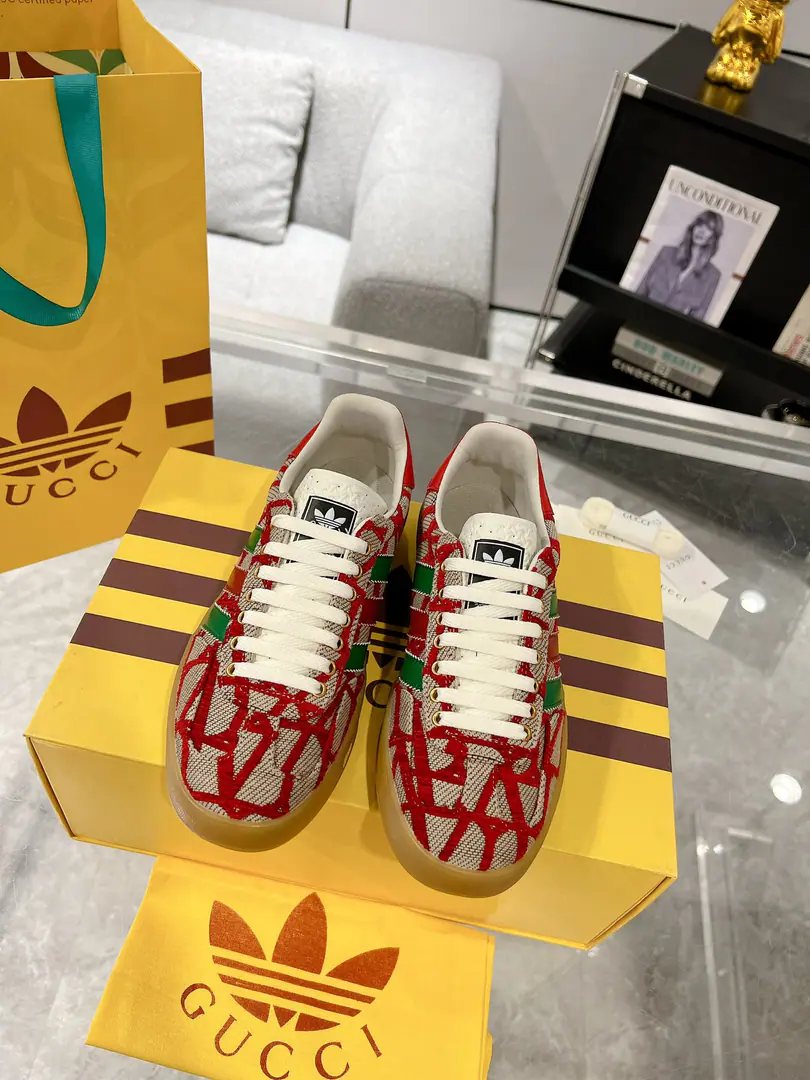 New upgrade Women Men Gucci x Adidas Joint contributions 23ss Fashion week show. Only correct top version of German shoes❗️❗️Global intensity of fire💯Web-wide maximum version contribution❗️❗️The couple's first. Codes:35-46（45.46I'll make sure I don't change it.）