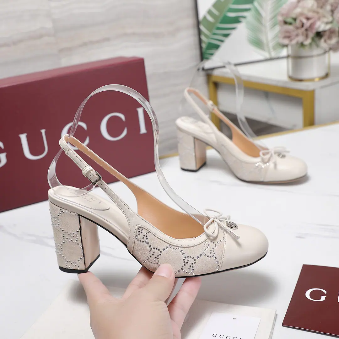 Top Version⚡ 2026Spring and summer.GucciNew sum The iron is thick. The sandal butterfly is tied up with his head and heels. The shoes are the most classic.Logo, The suction is behind the pressure., I'd better wear two pairs of shoes and wear pants.👖And dress.👗There's no harm in getting in and out of any place.🩵High-quality cortex kittens and silver bright spots are more than comparable to the impact of visual shocks., Elegance and knowledge blend., A pair of shoes meets the demands of the fairies., The most beautiful of all.🩶 Shoe.: Goki!/Layout（- The drill.） He's tall.: 8cmsg Otsumi!: That's a big one. Codes: 35-41（40, 41, 42Custom）