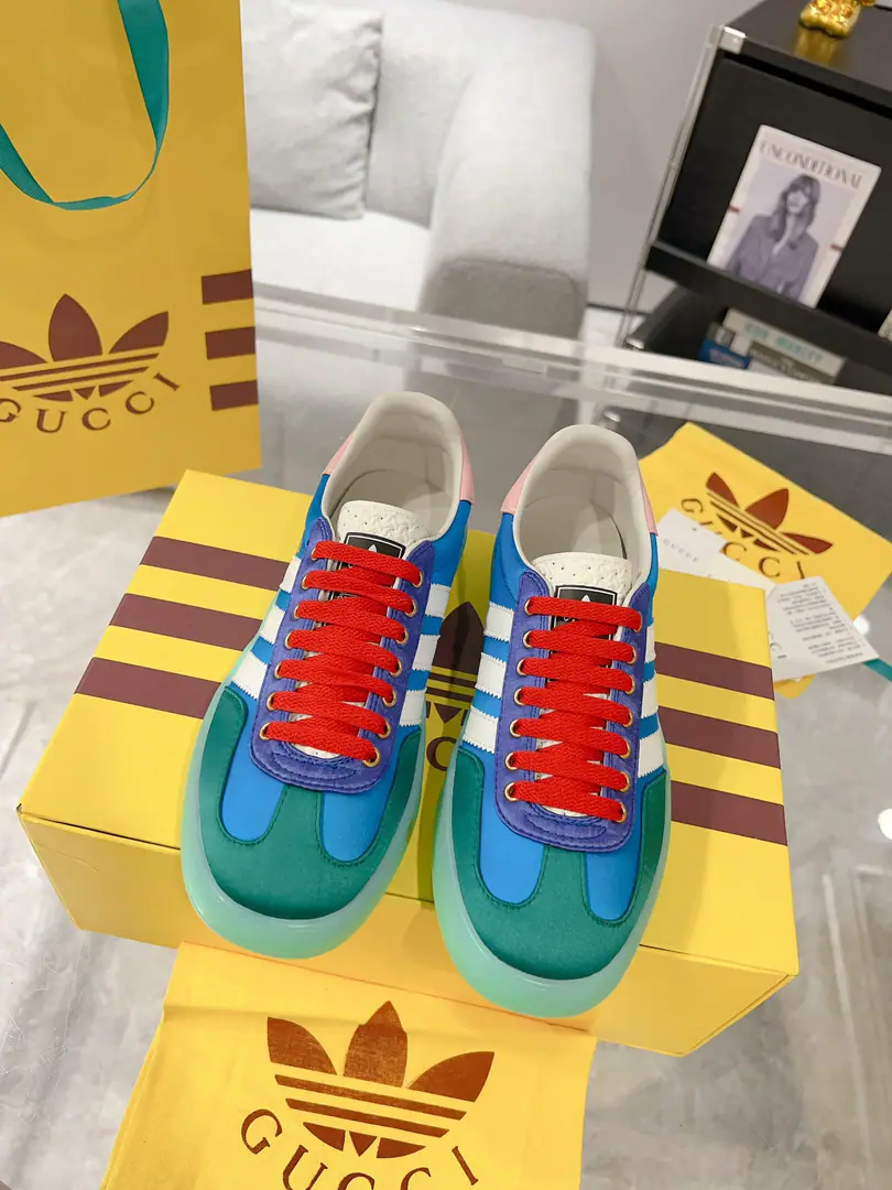 New upgrade Women Men Gucci x Adidas Joint contributions 23ss Fashion week show. Only correct top version of German shoes❗️❗️Global intensity of fire💯Web-wide maximum version contribution❗️❗️The couple's first. Codes:35-46（45.46I'll make sure I don't change it.）