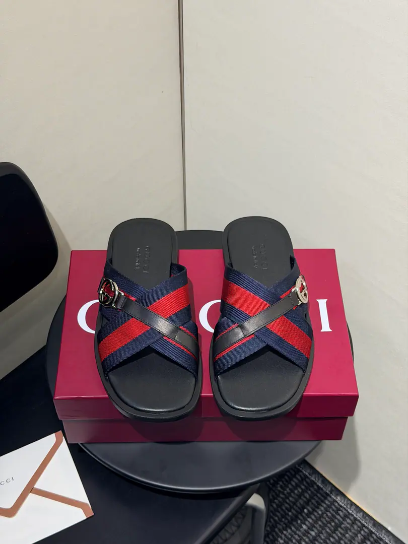 A man slips sand sand sand sand sand sand sandals and cross slippers. Generation GucciI've been digging into the brand's archive code., And combine the designs of different generations.,It's a unique aesthetic narrative.. The colored pull-over sign added a little bit of precision to this man's sand sand sand sandbox., It's perfect for a trip in a warm weather.. Bring flowers across the weave An old-fashioned logo with a sonic pattern., A cushion in the soles of rubber shoes and sheep with a cross-trip tape. Codes:38~46Code