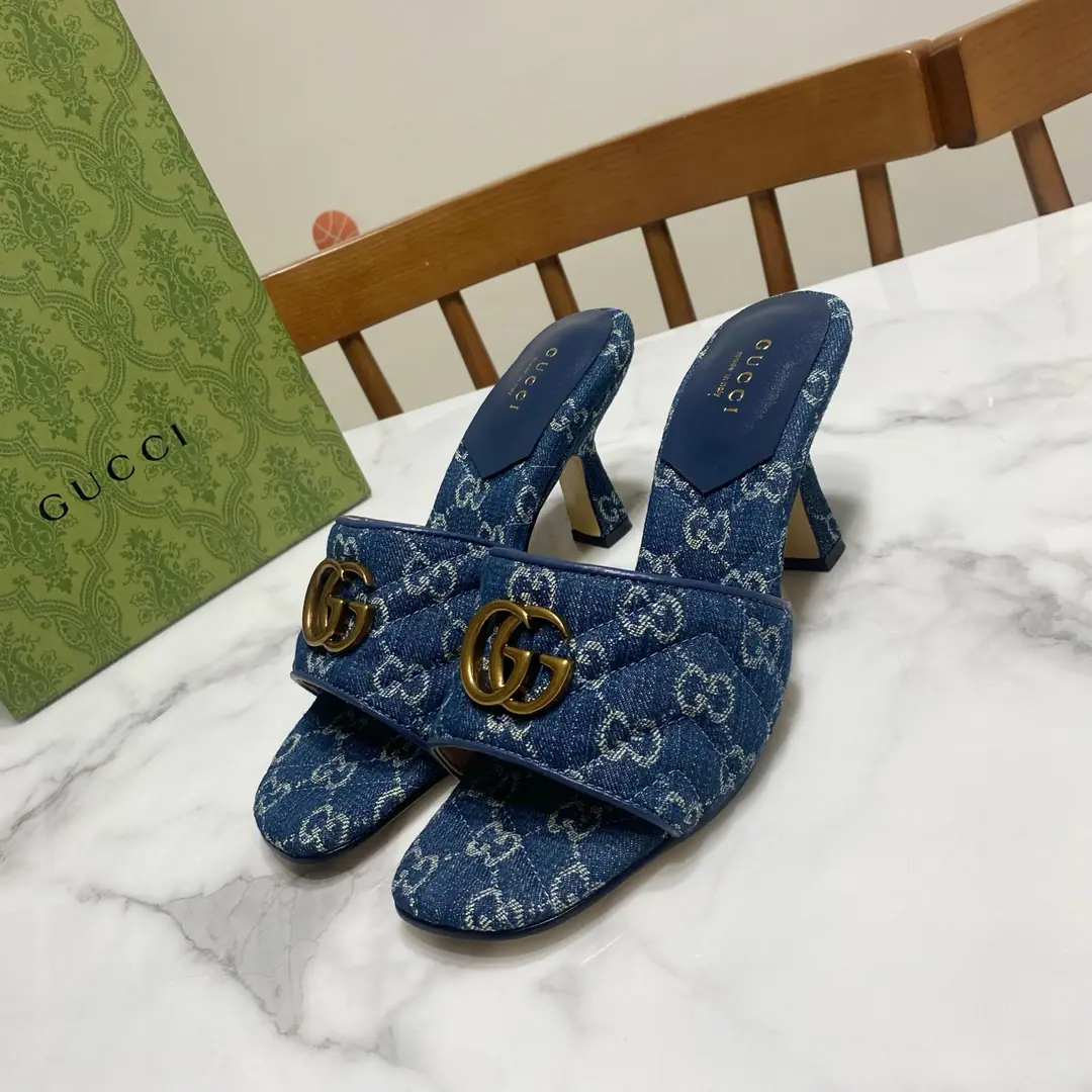 Gucci Guch. The early spring and hot.🔥The diamond-gring heel slippers., Original1:1Repeat, Big stars..The red is growing grass., Fashionful., ♪ New and original ♪, The upper foot is comfortable..White and thin. Shoe.🈶Skins of sheep./𝙂𝙂Brush, The pad is a goat's skin., That's a big one. He's tall.: 7.5CM Size: 35—39Code（34.40.41.42.43- It's a deal., No re-election.）