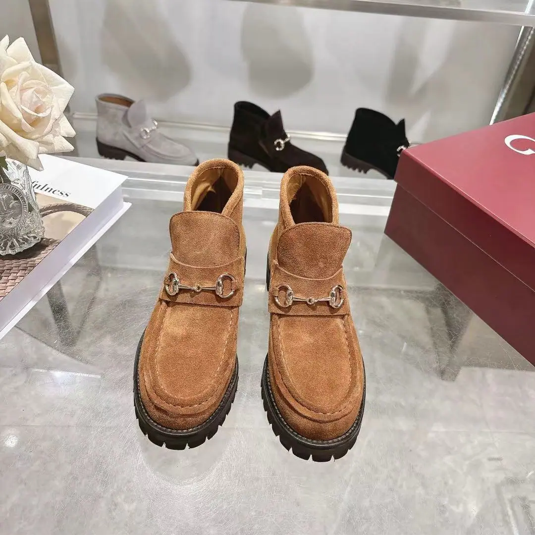 Long-term. 4Inch boots. GUCCI Guch. Fashion is a big deal. A smart fashion with round-shoe head and so on. Fabulous.: Import calf, skin. Uchi.: Foot. Import of sheep skin The base plate is one-to-one. Codes:35—42Code Remarks: 40 41 42 Do it. Plant straight.