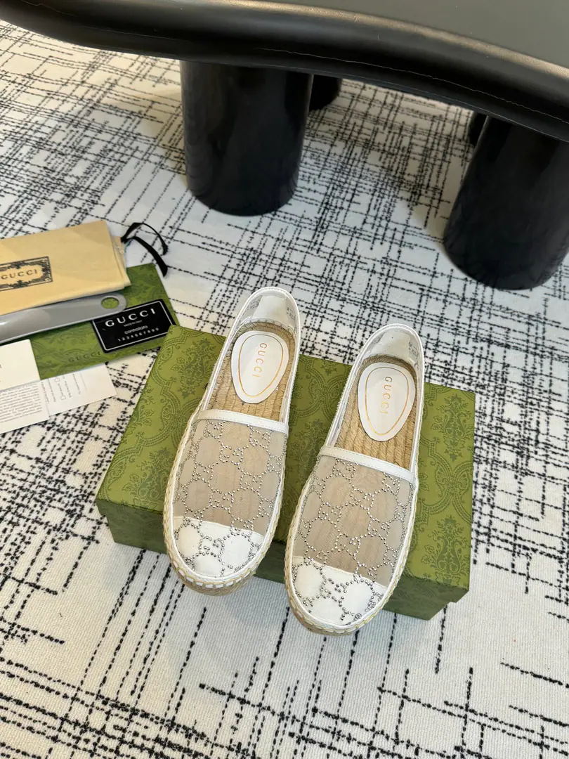 GHome.2025New title.GGThe grass made the soles of the fishermen., High Version🆙LatestGucciThe Old Flowers SeriesG G- The stamp slippers.🔥 As a symbol of branding,, The marking elements have been bringing new and new things to the monolith.. Each logo contains brand-specific historical heritage and value pursuit., The eternal charm of interpreting the aesthetics of fashion that are never obsolete.. Each series uses a modern perspective to recreate and recreate., To continue changing and experimenting with branding.. The saloon gold-title stint is different from the old magnifying style.GThe Alphabets are in the series to wake up the designG GTo brighten up, It's a new life and a new light.😎😎 Shoe.: Original custom web-cam burning drill GG Match: Ladies and gentlemen' shoes. Shoes under the sole.: The straw-coated waterproofing station is coupled with the soles of rubber shoes. He's tall.: 2Centimeters and heights Manufacturing: The shoe was done in Spain. Codes: 35～41Code Packaging: All new Ancora red high end packaging
