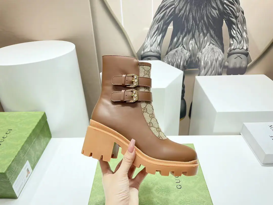 🌼 New Gugi.GUCCI Kick boots. It's a good pair of side zipper designs.[] Easy to wear., The ancient English wind., A front-decked water drill button.. Fabulous.:Black cow skin./Black beads./White cow skin. Uchi.:Bulls. Foot.:Bulls. Codes: 35-42#