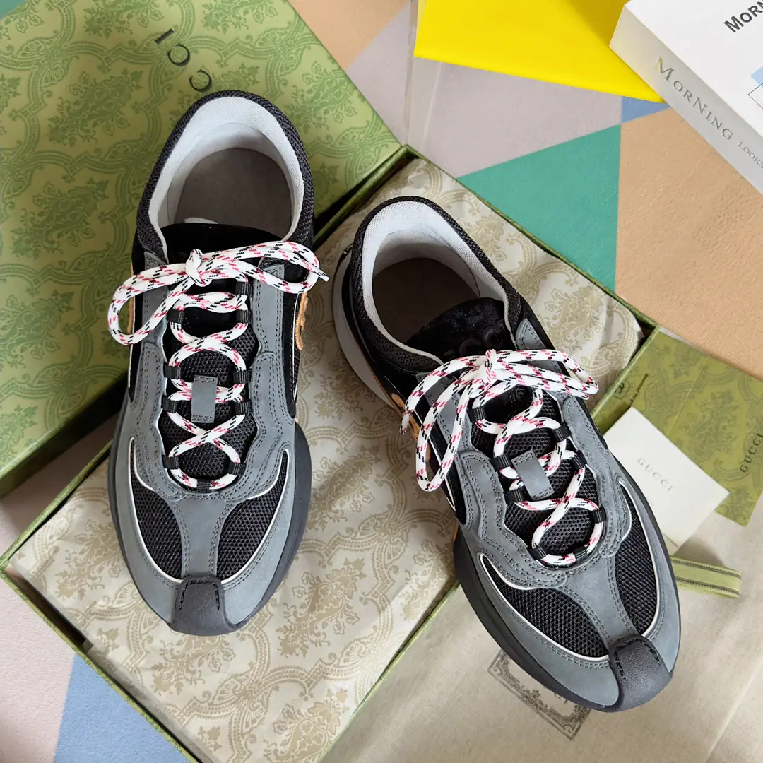 Top Version: Men GucciGustz! The latest blast. GHome. RUNSeries Couple money. Leisure Sports shoes Dad's shoes. Run-shoes. Original procurement development Make the goods. The design of this monolith draws inspiration from the world of sport., ThroughGucci♪ The new perspective ♪, The heart of the craftsman is incorporated into the details of the branding.. The two-streamed sneakers were crafted with white-fluffed material., Double-coloured rubber soles and double-buttonGDetails Send a cabinet for fine packaging🛍📦 ▪️ Fabulous.: Original customized import of head-level cattle skin ▪️ Uchi.: Imports of soft sheep skins ▪️ Shoes under the sole.: The original was a very light model.MDCombining rubber bottom ▪️ Bottom: 4CM ▪️ Size: Men39-45