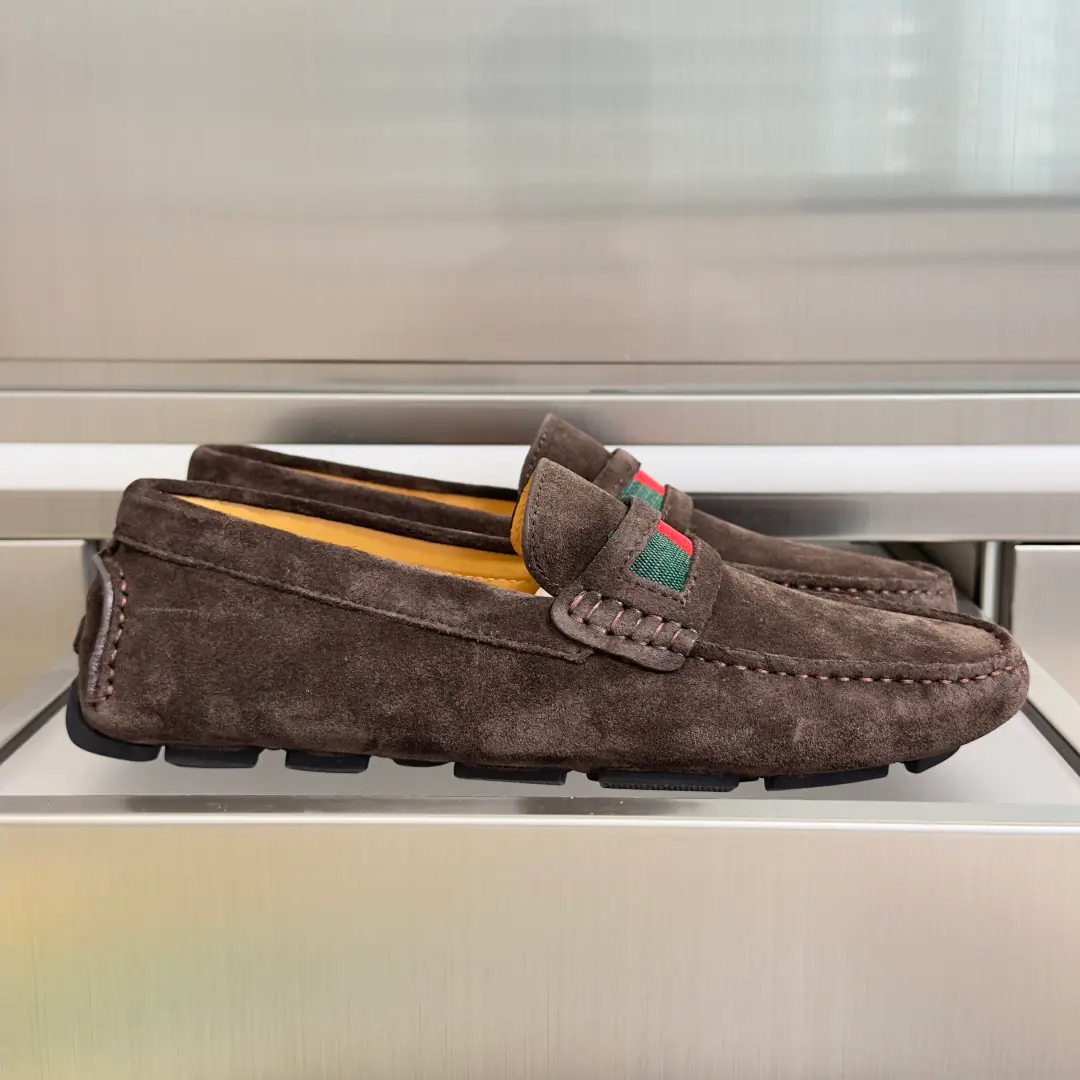 Top Version: Men GucciGustz! GHome. Latest Gentlemen. Old Money. Doudou shoes. A foot. Lazy. Leisure shoes. A simple and contemporary display of driving shoes, etc., Smart, skill-and-comfort experience.. This man's shoe-shoes are chosen for leather., The details of the weaving bands are carefully spelled out in the shoe tongue. Send a cabinet for fine packaging🛍📦 ▪️Fabulous.: Original customized import of head-level cattle skin ▪️Uchi.: Original custom customised in soft sheep skin ▪️Otsumi!: Original modeling of slide-resistant rubber material ▪️Bottom: 2.5CM ▪️size: Men39-45