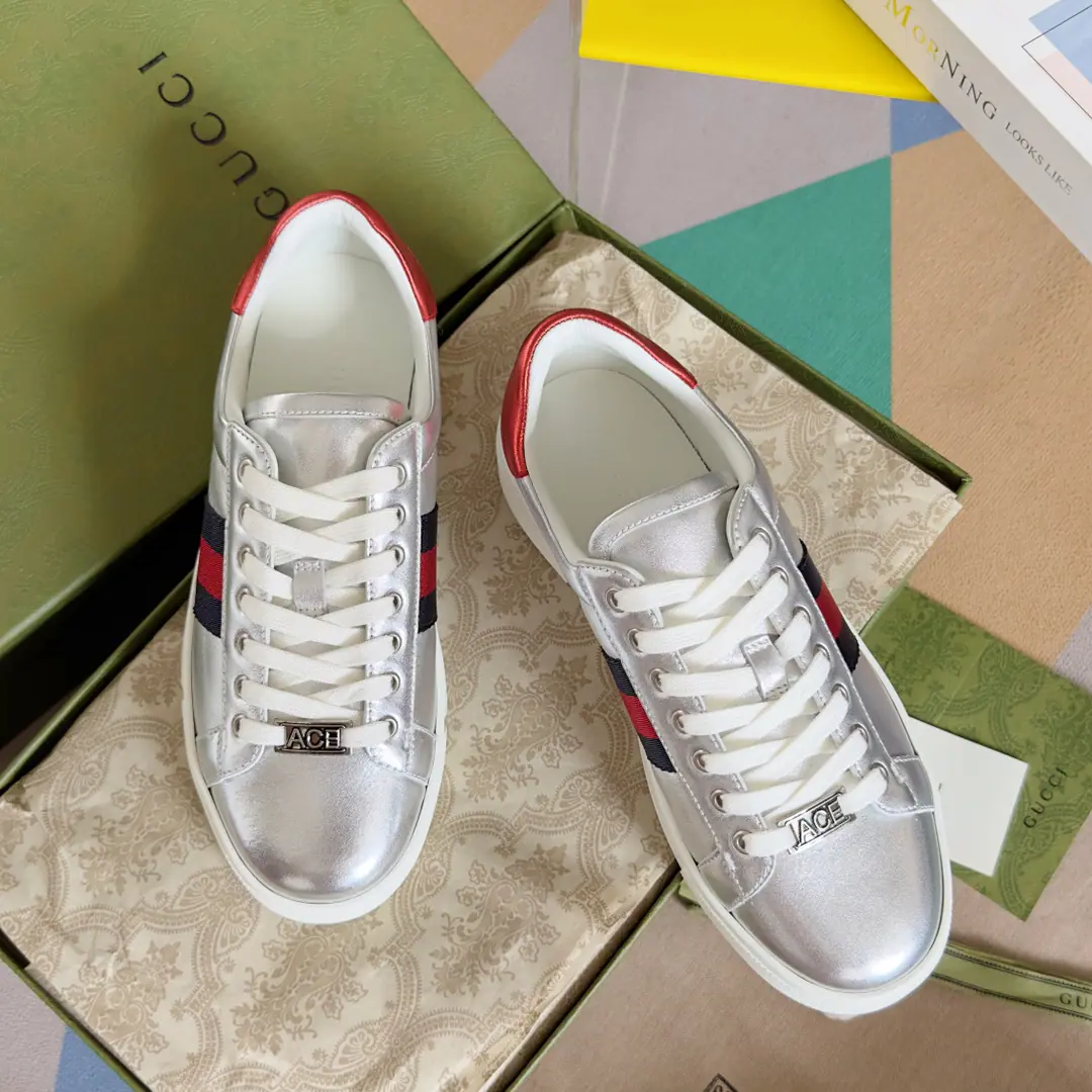 Top Version GucciGood riddance.AceSeries Honeybee. White shoes. Couple money. Leisure Sports shoes Original procurement development Make the goods. Guzérèse since the day he was born, AceThe series of sports shoes continues the brand narrative., The craftsman's masters are singles.. The new series is designed with a very low profile., The match is for details., ♪ Shine the sports shoe style ♪. Tie with fixed garb“ACE”Metal sign, The thick structure is a shoe-like thing.. GucciThe classic red striped strips add charm to the whole design.. Send a cabinet for fine packaging🛍📦 ▪️Fabulous.: Original import of head-level cattle skin ▪️Uchi.: Original custom custom customised soft sheep skin ▪️Shoes under the sole.: Original OpenTPUSlipboard Base ▪️Bottom: 3CM ▪️Size: Female35-40 / Men39-45