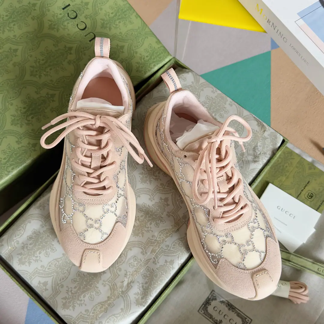 Top Version: Female GucciGustz! The latest blast. GHome. RUNSeries Couple money. Drilling. Leisure Sports shoes Dad's shoes. Run-shoes. Original procurement development Make the goods. The design of this monolith draws inspiration from the world of sport., ThroughGucci♪ The new perspective ♪, The heart of the craftsman is incorporated into the details of the branding.. Gucci RunThe series of sneakers are on2023The autumn and winter series has come to the fore., The craftsman has a mind that is so bright and radiant.GGCrystal. This sneakers are in the heart of a pink man., With white-coloured material on the edge.. Send a cabinet for fine packaging🛍📦 ▪️ Fabulous.: Original custom import airnet veil ▪️ Uchi.: Imports of soft sheep skins ▪️ Shoes under the sole.: The original was a very light model.MDCombining rubber bottom ▪️ Bottom: 4CM ▪️ Size: Female35-40