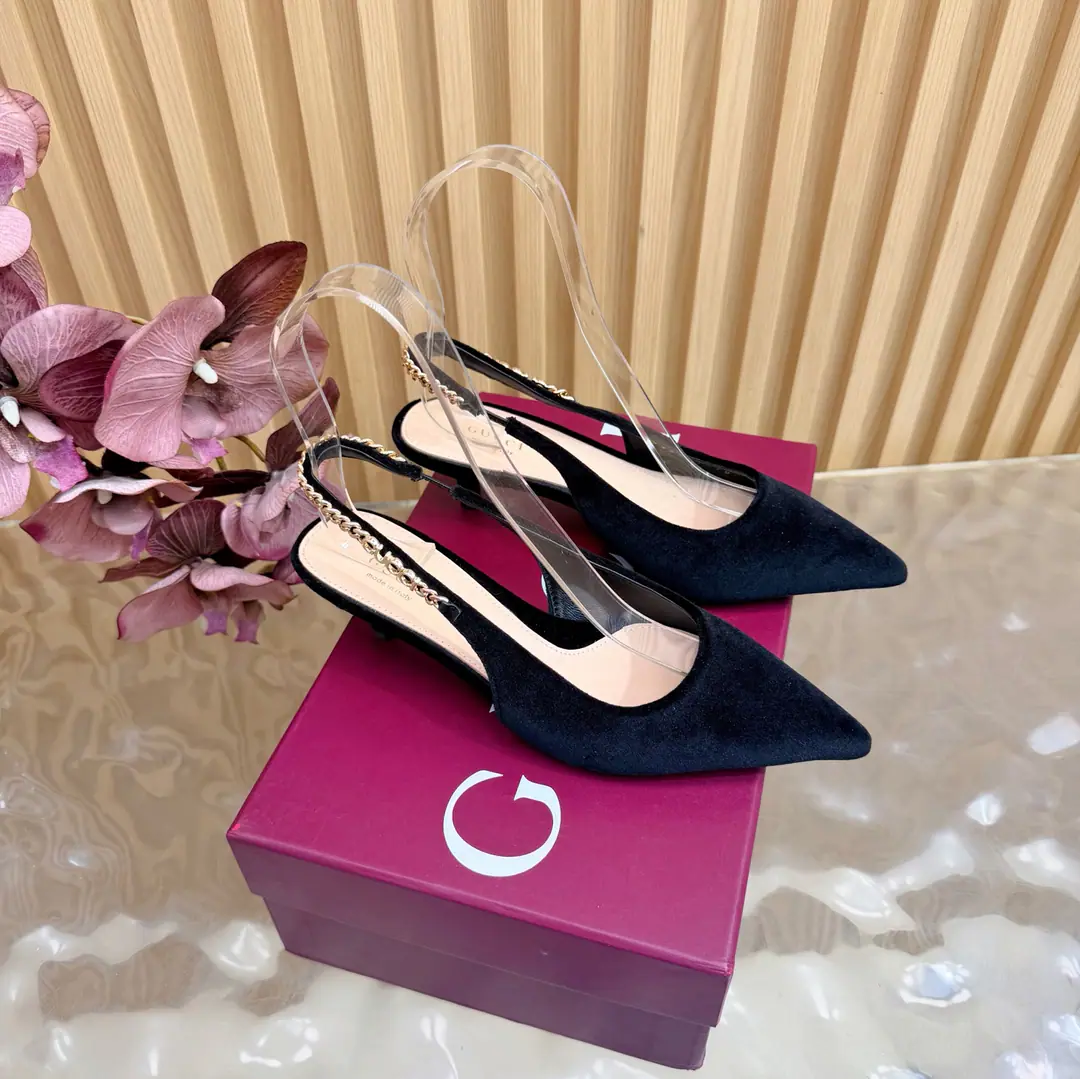 2026- Morning.💜GUCCI High-ranking horse to the side. Gravity🎀Shoes. AsGucciThe distinguished representative of design heritage., JordaanThe series of horse-styles with the title of Brahma Foot's shoes is a powerful display of classic elegance.. This shoe-strap is a brand-marked alphabetic canvas., Accomplishments, Young-jumma.. The shoe is soft., The contour is fluid., To show you the grace of your day. ▫️Shoe.: Velvet. ▫️Uchi./Foot.: - A good little lamb. ▫️Shoes under the sole.: Italian top is a skin. He's tall.: 4.5cm/10.5cm ▫️Match: 35-41（40.41.42I'll make sure I don't change it.）