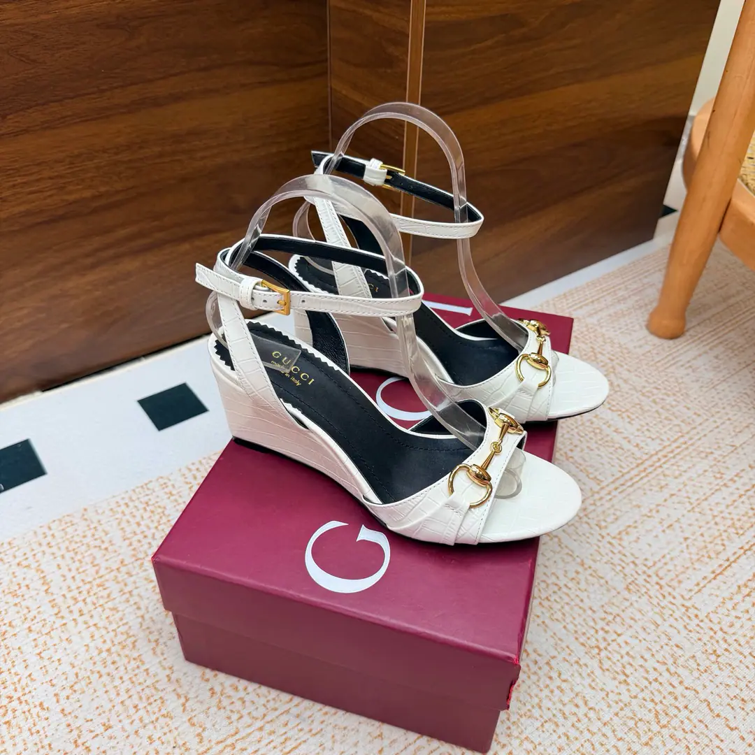 💜Gucci/Good-looking old-fashioned horse-stamped sandals. G- Homemarked title button. ♪ And the bumpy-ass sandals ♪ A lovely and comforting fashion feast is now opening.. These sandals. It's classics that clash with modern passion. Every step is a self-confidence expression with a plaque of taste.. A smart stretch of legs. Raise the overall profile. To make you feel comfortable in walking. The thick sub-design adds stability. Walking is more comfortable. No, no, no.. The fabric is based on original pedestal skin./Painted skin. The insides are all parchment. Italian imports are so thick. He's tall.: 8cm size: 35-39（40/41/42Custom）