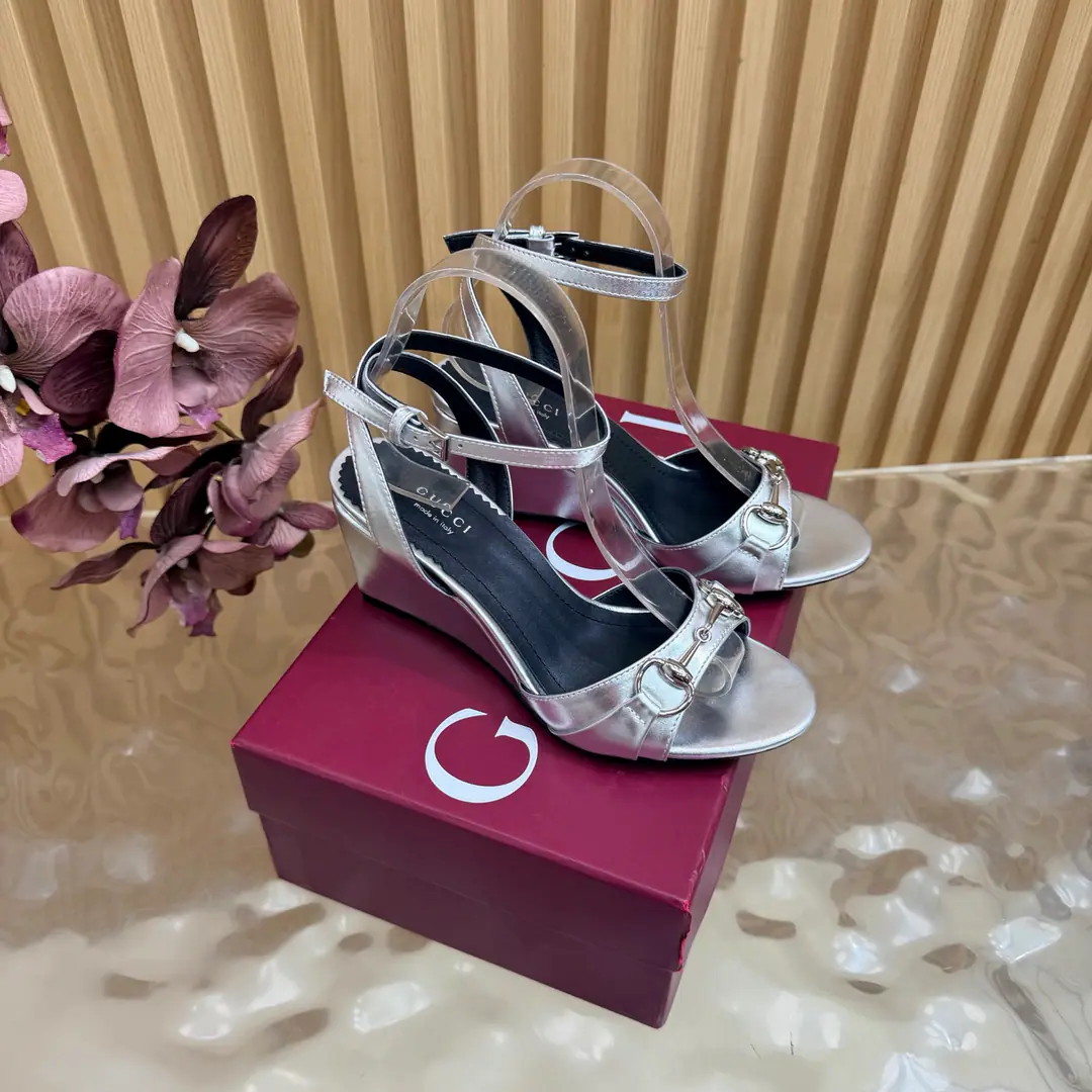 💜Gucci/Good-looking old-fashioned horse-stamped sandals. G- Homemarked title button. ♪ And the bumpy-ass sandals ♪ A lovely and comforting fashion feast is now opening.. These sandals. It's classics that clash with modern passion. Every step is a self-confidence expression with a plaque of taste.. A smart stretch of legs. Raise the overall profile. To make you feel comfortable in walking. The thick sub-design adds stability. Walking is more comfortable. No, no, no.. The fabric is based on original pedestal skin./Painted skin. The insides are all parchment. Italian imports are so thick. He's tall.: 8cm size: 35-39（40/41/42Custom）