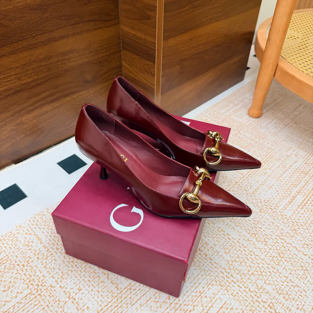 2026S Spring and summer.GucciThe new one is a sledgehammer. The shoes are the most classic.Logo, The suction is behind the pressure., I'd better wear two pairs of shoes and wear pants.👖And dress.👗There's no harm in getting in and out of any place.🩵High-quality cortex kittens and silver bright spots are more than comparable to the impact of visual shocks., Elegance and knowledge blend., A pair of shoes meets the demands of the fairies., The most beautiful of all.🩶 Shoe.: Bullskins. Uchi.: Lamb skin. He's tall.: Floor Otsumi!: That's a big one. He's tall.: 6.5cm Codes: 35-41（40, 41, 42Custom）