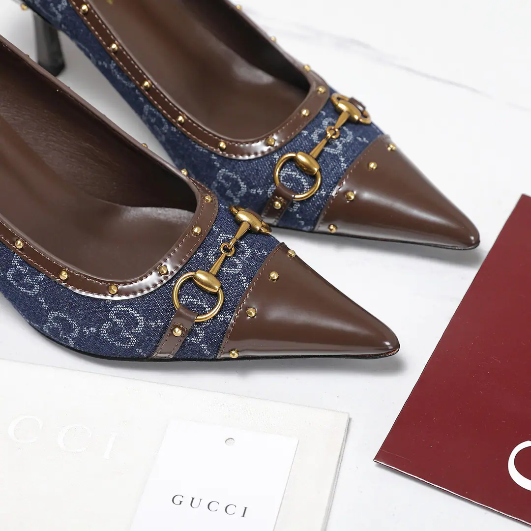 GucciThe horse's title is a sling with high heels.❗❗ Generation GucciThe Guggy Generation series explored the brand's treasure elements., To integrate the designs of different generations into a unified aesthetic narrative. This shallow heel is a motif of French toenails., It's got a little stunk., We'll be fine with the old leather bags and wait for details., The logo-stamping fittings are fixed in two mediums and style.. ♦️♪ The nails are rinding with wool and leather shoes ♪ ♦️The sheep's skin is in the ground. ♦️Italy is a big-ass country. ♦️He's tall.7.5cm ♦️Codes: 35～42（40.41.42I'll make sure I don't change it.）