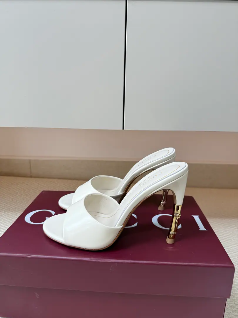 Gucci The Golden Bamboo Festival and... 🆕New Series Round-head slippers. He's tall. 10.5cm Precious packaging GUCCI White sheep skin. Italy🇮🇹Manufacturing That's a big one. Fashion brand.LOGOStock, The most highly recognized and knowledgeable contestants are afraid to push out the chain and the high ranks.GUCCIIt's not like I'm out of line. GucclParis Fashion Show. This series of new fashion charms continues to be super high and designed., The world's most famous fans like to be a fan of the world., The best sale is out of order, both within and outside the country., Top-level Candy Colour, Every color is a beautiful knowledge., Colour Selection Adopt a one-size-fits-all approach Combining process Fabulous.: The old flower cloth. Lamb skin. Uchi.: Comfortable little sheep skin. Otsumi!: Italy🇮🇹That's a big one. Heel.: Blank skin process The match, the golden bamboo festival and Codes: 35 36 37 38 39 40 41 42 (40 41 42Sold) （40 41 42 Do it. ） Packaging:GUCCIFull package