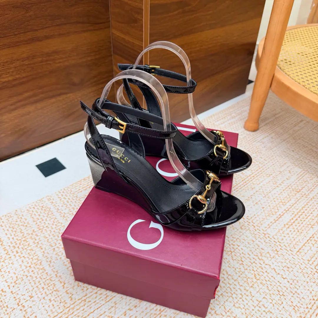 💜Gucci/Good-looking old-fashioned horse-stamped sandals. G- Homemarked title button. ♪ And the bumpy-ass sandals ♪ A lovely and comforting fashion feast is now opening.. These sandals. It's classics that clash with modern passion. Every step is a self-confidence expression with a plaque of taste.. A smart stretch of legs. Raise the overall profile. To make you feel comfortable in walking. The thick sub-design adds stability. Walking is more comfortable. No, no, no.. The fabric is based on original pedestal skin./Painted skin. The insides are all parchment. Italian imports are so thick. He's tall.: 8cm size: 35-39（40/41/42Custom）