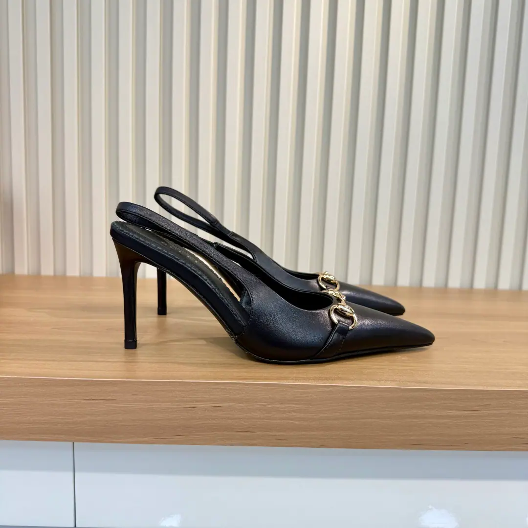 Plant price （35-42）Gucci PrimaveraThe series combines innovation with a pragmatic vision, Sets the contour, Texture and material-based new language. DonnaThe series is focused on its clarity.. The high heels are elegant with their pointy and fine heights., And a gold-tone brandy of a pony-marked stump., Add branding.. The white and white leather. Gold-alert It's in the apricot leather line. Horses' titles are cut. Pointhead Leather Shoes Bottom Siu Gao-sung I'll put a leather shoes cushion on., It's got a serrated cutting and a golden membrane.“Gucci”Marking - It's a game. Height: 80Millimeters