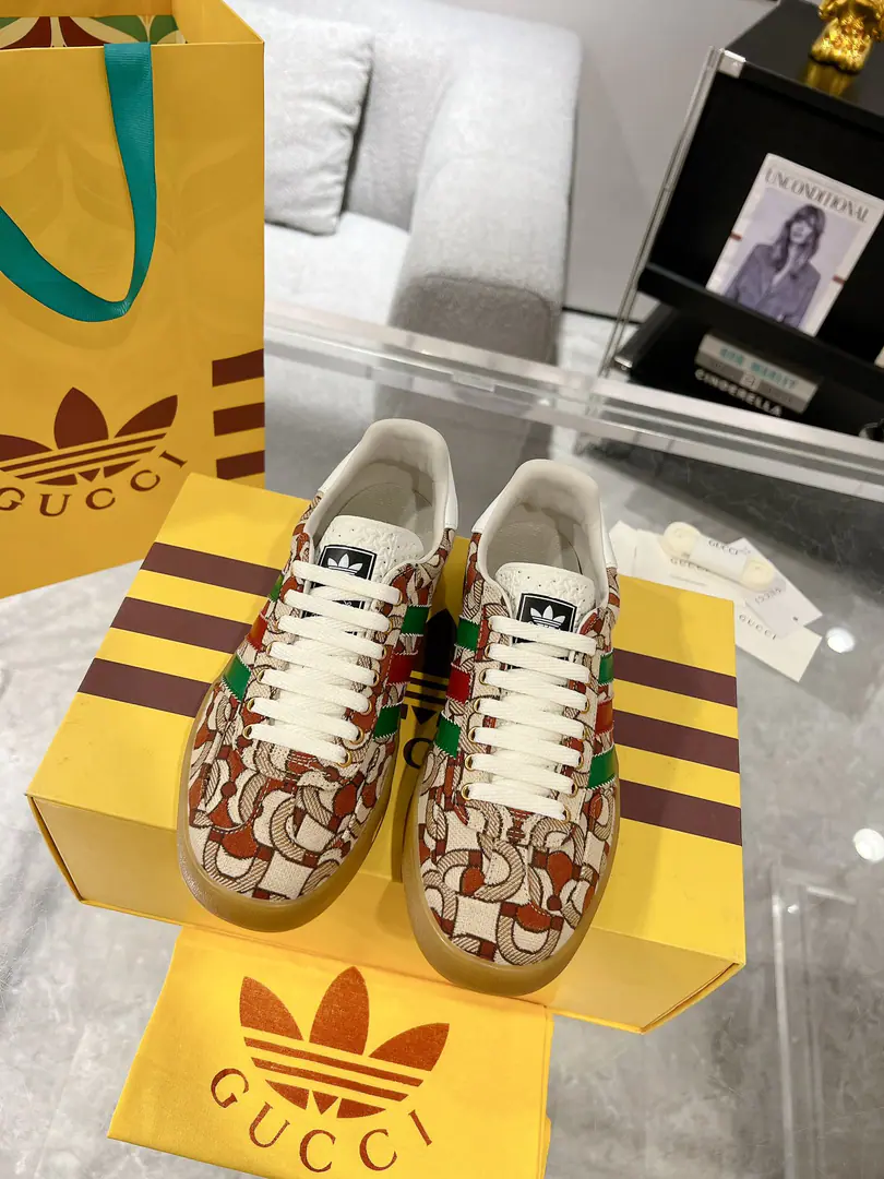 New upgrade Women Men Gucci x Adidas Joint contributions 23ss Fashion week show. Only correct top version of German shoes❗️❗️Global intensity of fire💯Web-wide maximum version contribution❗️❗️The couple's first. Codes:35-46（45.46I'll make sure I don't change it.）