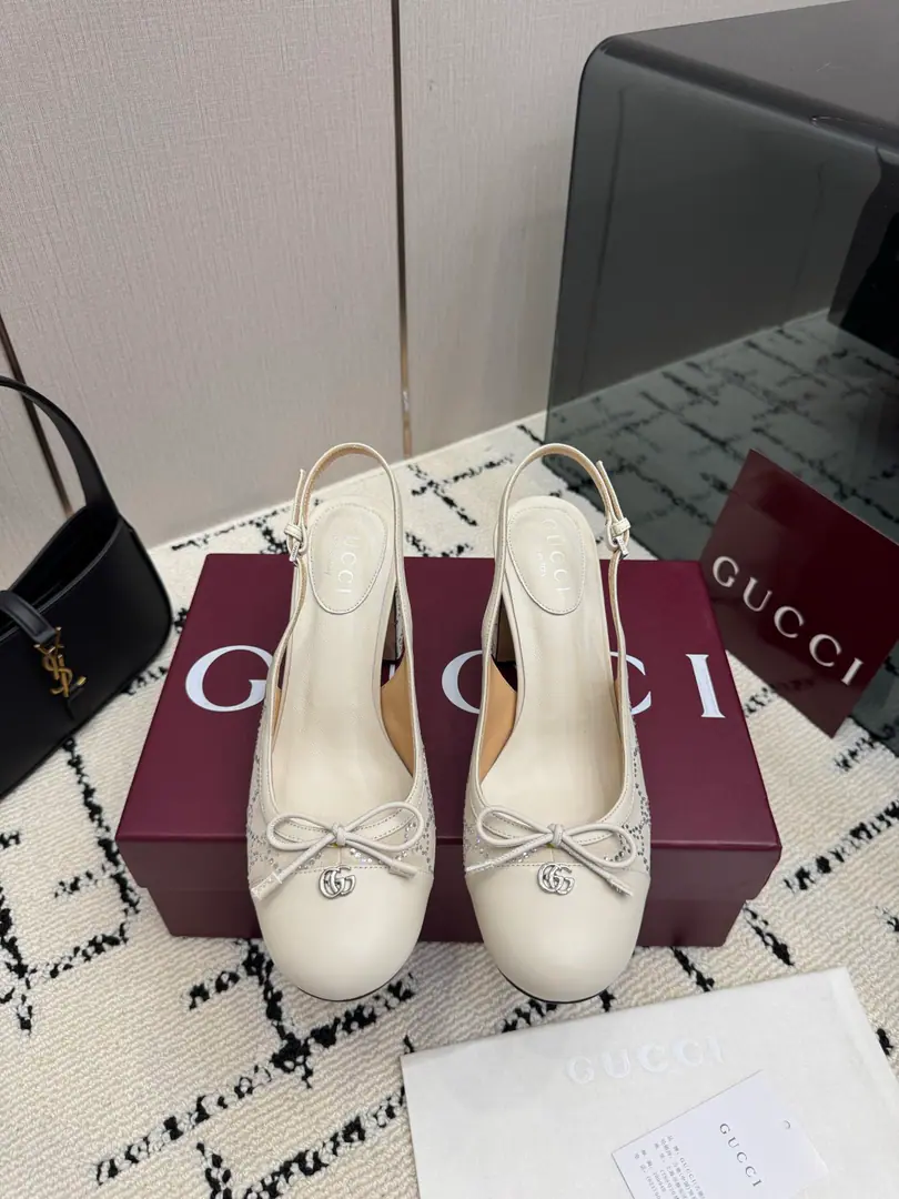 GUCCI26/- Morning. It's hot.💥The horse's got ballet shoes.·Showtime.🌵The new director's color and concept of reality.🪽Every color is super.𝐠𝐜🖤Angela's red nails are all the more remarkable.🥇The most famous ballerina shoes ever elected this year.🩰It's so elegant.～It's a very simple thing to do.！（✅Correct Colour, - It's a hardware., Perfectly consistent.）⚠️The difference between looking at the map on the market.😋 Shoe.: Bullskins., Cowboy. Uchi.: Imports🐑Skins of sheep. Shoes under the sole.: That's a big import. He's tall.: 8cm Codes: 35-39 （40.41.42Do it.） （Full package）
