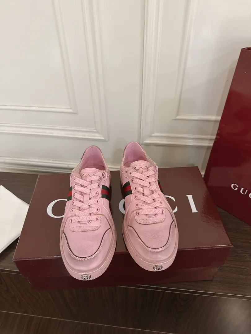 FemaleGucci StretchA series of couple-soldier sneakers. This new, soft and flexible shoe is a new brand-marked sports shoe., Yes.《La Famiglia》New members to the series.. The sneakers were made with a flexible skin-skinner heart., Every pair of shoes is treated manually., It's a unique shoe-shoe.. ♦️The cow skin is used as a shoe. ♦️Italian import base ♦️Codes35-41（Women41 I'll make sure I don't change it.）