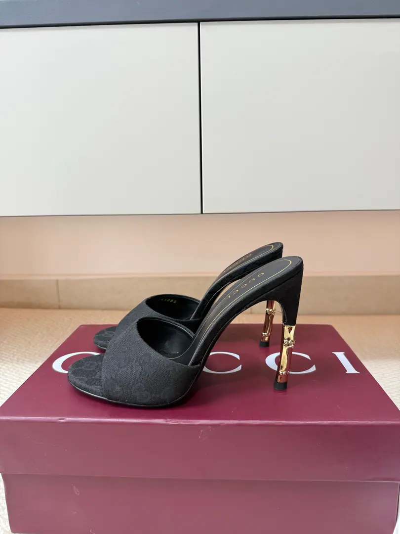Gucci The Golden Bamboo Festival and... 🆕New Series Round-head slippers. He's tall. 10.5cm Precious packaging GUCCI Black flower fabric. Italy🇮🇹Manufacturing That's a big one. Fashion brand.LOGOStock, The most highly recognized and knowledgeable contestants are afraid to push out the chain and the high ranks.GUCCIIt's not like I'm out of line. GucclParis Fashion Show. This series of new fashion charms continues to be super high and designed., The world's most famous fans like to be a fan of the world., The best sale is out of order, both within and outside the country., Top-level Candy Colour, Every color is a beautiful knowledge., Colour Selection Adopt a one-size-fits-all approach Combining process Fabulous.: The old flower cloth. Lamb skin. Uchi.: Comfortable little sheep skin. Otsumi!: Italy🇮🇹That's a big one. Heel.: Blank skin process The match, the golden bamboo festival and Codes: 35 36 37 38 39 40 41 42 (40 41 42Sold) （40 41 42 Do it. ） Packaging:GUCCIFull package