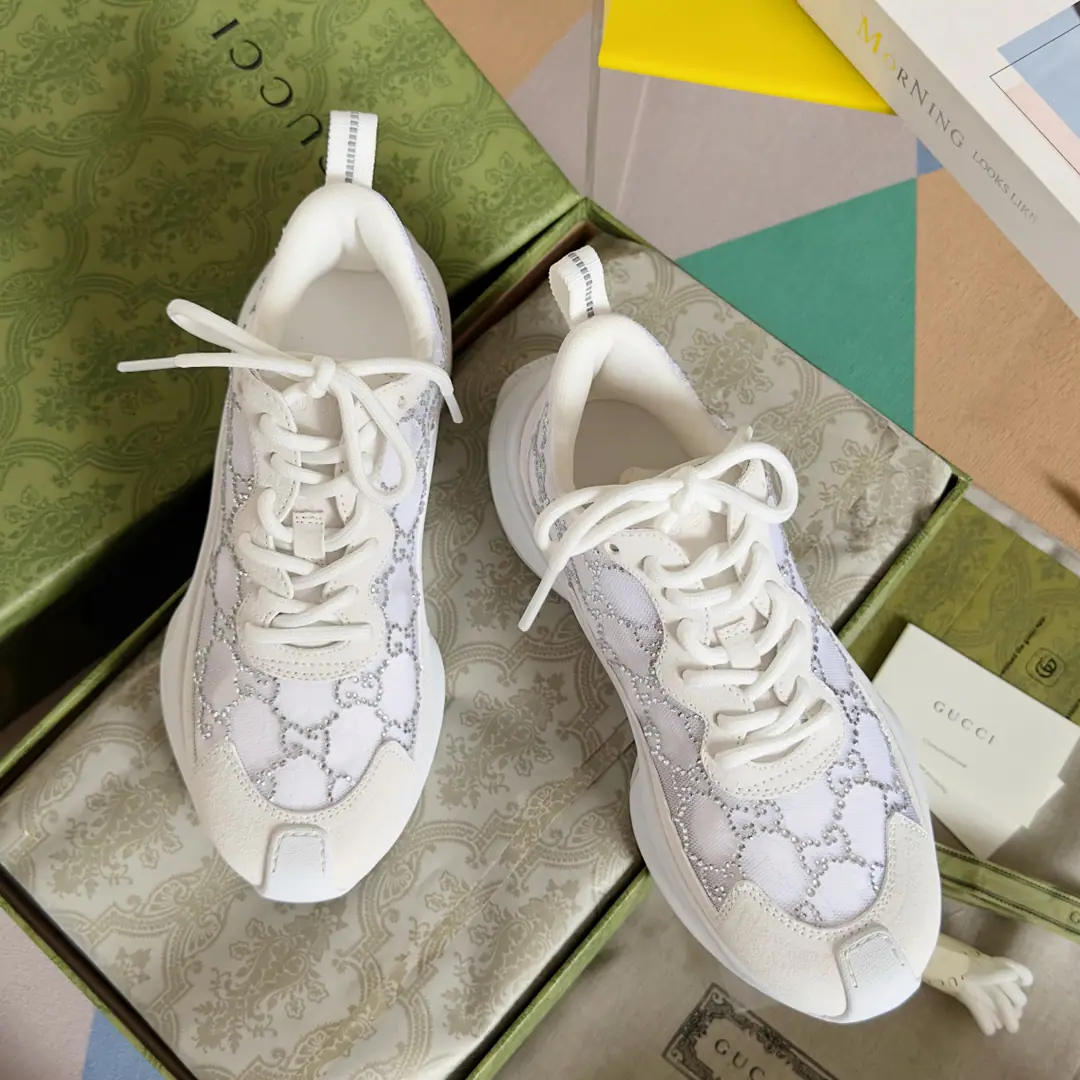 Top Version: Female GucciGustz! The latest blast. GHome. RUNSeries Couple money. Drilling. Leisure Sports shoes Dad's shoes. Run-shoes. Original procurement development Make the goods. The design of this monolith draws inspiration from the world of sport., ThroughGucci♪ The new perspective ♪, The heart of the craftsman is incorporated into the details of the branding.. Gucci RunThe series of sneakers are on2023The autumn and winter series has come to the fore., The craftsman has a mind that is so bright and radiant.GGCrystal. This sneakers are in the heart of a pink man., With white-coloured material on the edge.. Send a cabinet for fine packaging🛍📦 ▪️ Fabulous.: Original custom import airnet veil ▪️ Uchi.: Imports of soft sheep skins ▪️ Shoes under the sole.: The original was a very light model.MDCombining rubber bottom ▪️ Bottom: 4CM ▪️ Size: Female35-40