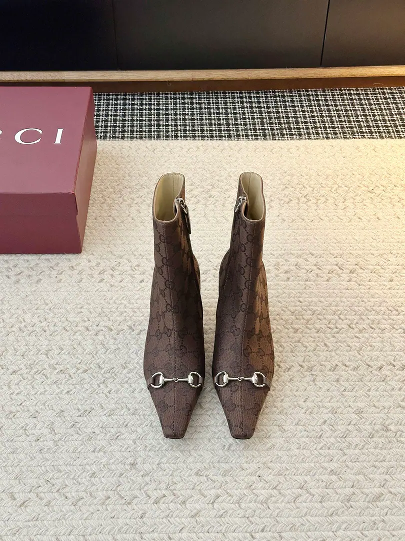𝐆𝐮𝐜𝐜𝐢Gucci's new shoes. Put it on., The air is full., ♪ I'm so confident ♪～I mean, it's either a work shift or a date., A pair of high-quality heels can make you the focus..I'll pull the legs., Little man turns 1 m8！A dress is elegant., You're so smart in your pants., ♪ And I'm gonna be a little more comfortable ♪～ ➢Shoe-faced material: Original Layout/Head-decked cow skin. ➢The contents of the shoes.: Lamb skin. ➢Shoe bottom material: The original open-up is really leather.【5.5CM】 ➢Shoes.: 35-42（40.41.42No re-election.）