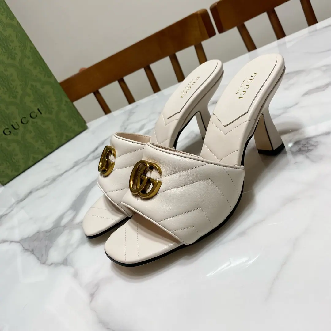 Gucci Guch. The early spring and hot.🔥The diamond-gring heel slippers., Original1:1Repeat, Big stars..The red is growing grass., Fashionful., ♪ New and original ♪, The upper foot is comfortable..White and thin. Shoe.🈶Skins of sheep./𝙂𝙂Brush, The pad is a goat's skin., That's a big one. He's tall.: 7.5CM Size: 35—39Code（34.40.41.42.43- It's a deal., No re-election.）