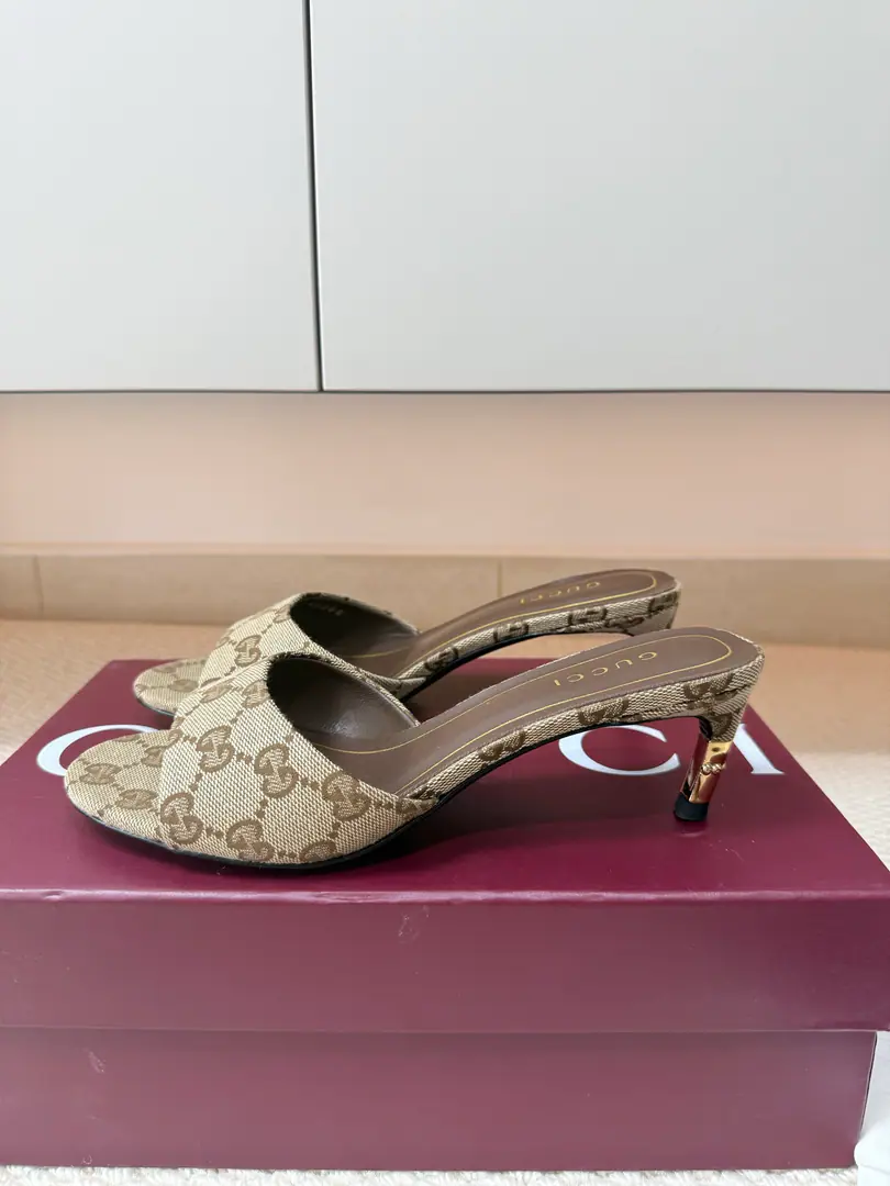 Gucci The Golden Bamboo Festival and... 🆕New Series Round-head slippers. He's tall. 5.5cm Precious packaging GUCCI The old flower cloth. Italy🇮🇹Manufacturing That's a big one. Fashion brand.LOGOStock, The most highly recognized and knowledgeable contestants are afraid to push out the chain and the high ranks.GUCCIIt's not like I'm out of line. GucclParis Fashion Show. This series of new fashion charms continues to be super high and designed., The world's most famous fans like to be a fan of the world., The best sale is out of order, both within and outside the country., Top-level Candy Colour, Every color is a beautiful knowledge., Colour Selection Adopt a one-size-fits-all approach Combining process Fabulous.: The old flower cloth. Lamb skin. Uchi.: Comfortable little sheep skin. Otsumi!: Italy🇮🇹That's a big one. Heel.: Blank skin process The match, the golden bamboo festival and Codes: 35 36 37 38 39 40 41 42 (40 41 42Sold) （40 41 42 Do it. ） Packaging:GUCCIFull package