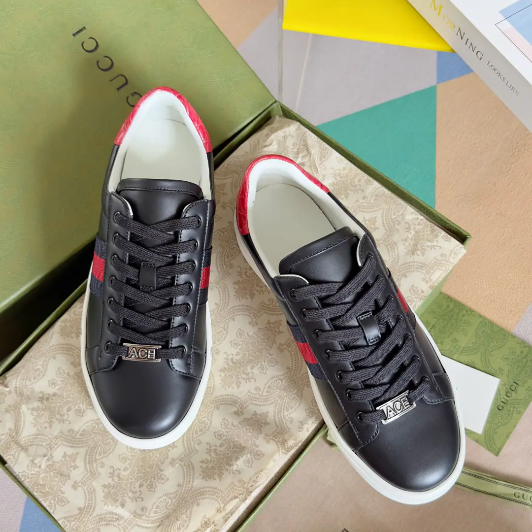 Top Version GucciGood riddance.AceSeries Honeybee. White shoes. Couple money. Leisure Sports shoes Original procurement development Make the goods. Guzérèse since the day he was born, AceThe series of sports shoes continues the brand narrative., The craftsman's masters are singles.. The new series is designed with a very low profile., The match is for details., ♪ Shine the sports shoe style ♪. Tie with fixed garb“ACE”Metal sign, The thick structure is a shoe-like thing.. GucciThe classic red striped strips add charm to the whole design.. Send a cabinet for fine packaging🛍📦 ▪️Fabulous.: Original import of head-level cattle skin ▪️Uchi.: Original custom custom customised soft sheep skin ▪️Shoes under the sole.: Original OpenTPUSlipboard Base ▪️Bottom: 3CM ▪️Size: Female35-40 / Men39-45
