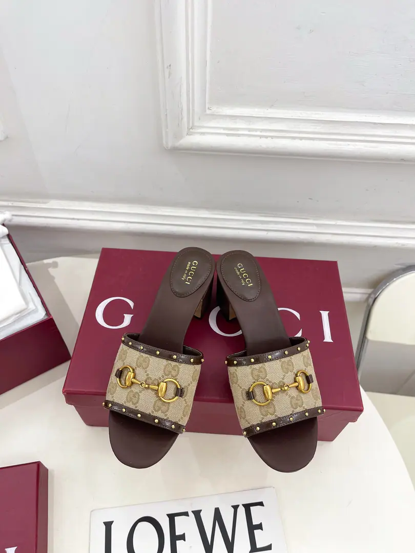 Gucci | Gustz! 26𝐬𝐬 ⭐️ GHome. The lead series finally came out., The bad guys are worth it.！The old classic. Create new designs ✨ ❥2026Spring and summer, old bouquet, nailed slippers. Requisition level！It's a great sense of excellence.！A huge amount of money from domestic and international bloggers.,Old and fashionable. It's easy to wear. The upper toe blew up.！BSThe official network is pushing., New Colours Update continuously🆕 ━━━━━ ЅᏇєєt ━━━━━ ▪️Shoe.: High-level custom importGGThe canvas. ▪️Uchi.: Imports of sheep's skin ▪️Otsumi!: Italian imports are so thick. ▪️He's tall.: 5.5cm ▪️Shoes.: 35-39（40.41.Customable） ▪️Plant price ▪️Numbering: 2608045