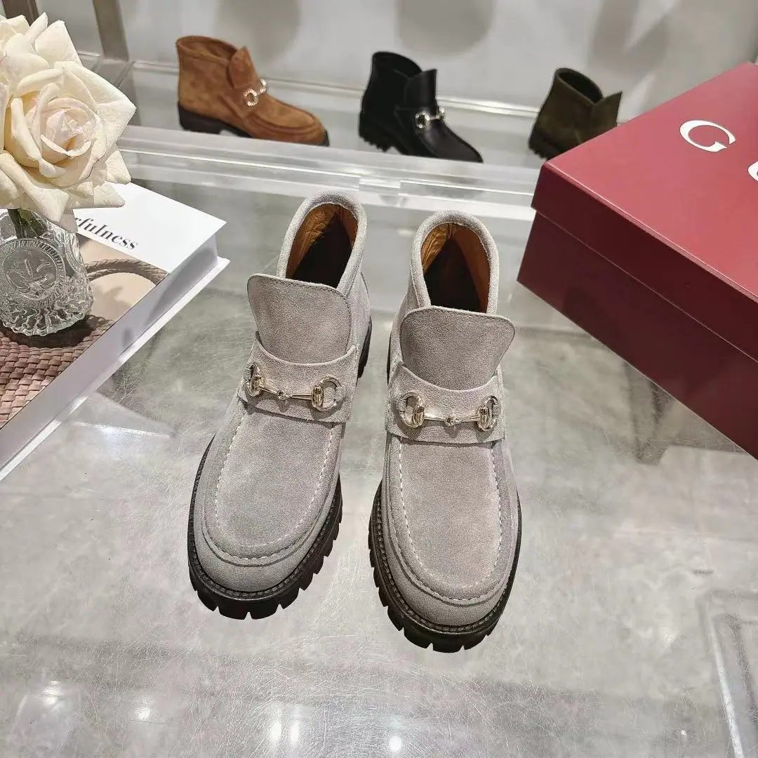 Long-term. 4Inch boots. GUCCI Guch. Fashion is a big deal. A smart fashion with round-shoe head and so on. Fabulous.: Import calf, skin. Uchi.: Foot. Import of sheep skin The base plate is one-to-one. Codes:35—42Code Remarks: 40 41 42 Do it. Plant straight.