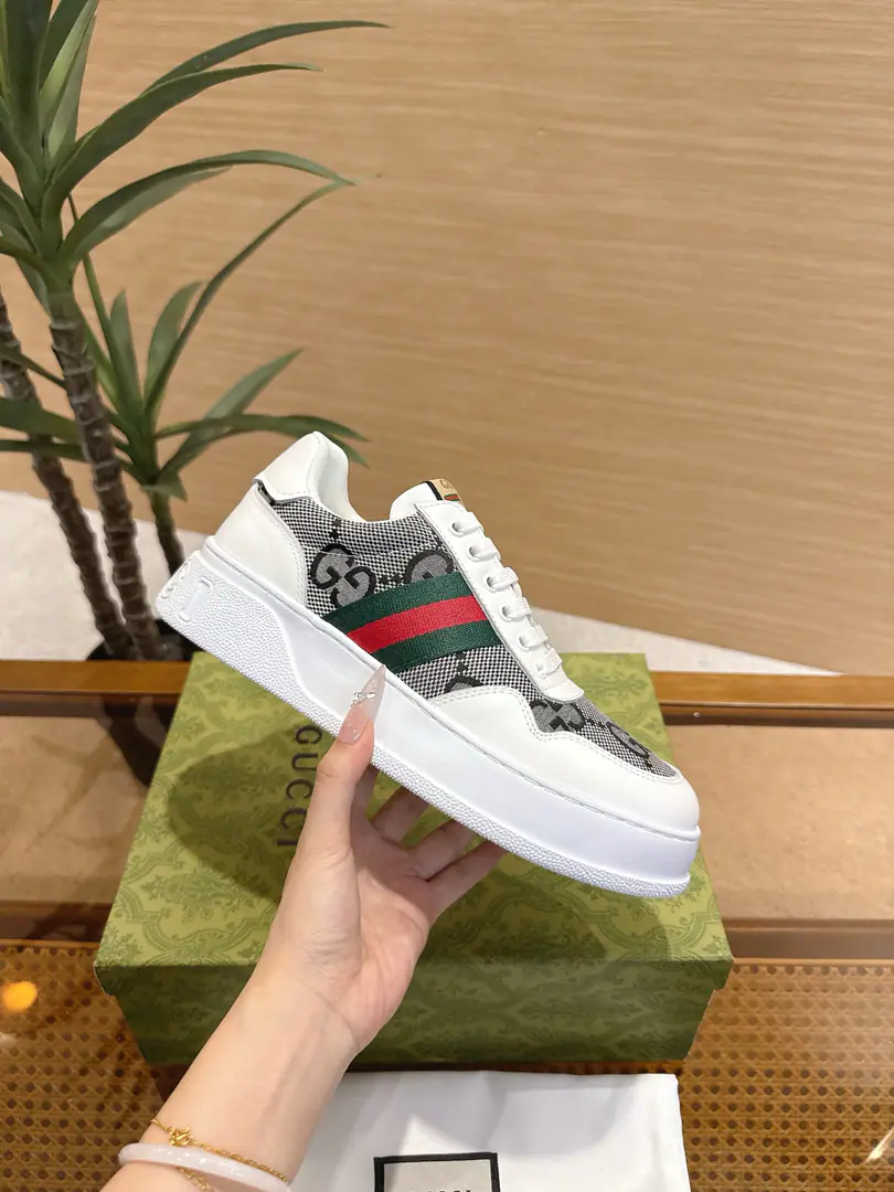 GucciCrackers, shoes.｜The couple money is so good.✨ The Gudz cabinet is running a cookie shoe in parallel., A quality upgrade of classic white shoes., The regenerate atmosphere is so strong that it's so simple.. Shoes face customize cattle skins using the original, It's a classic old flower cloth., Multiple processes of piercing and pressure stripes, It's a very good recognition.. Side-marked red greenweed band, Back and back.GG Logo, Details are in place.. 4cmThe bubbles are so light and thick., Sneaking legs., The upper foot doesn't weigh too much., Walk light and not tired.. Super multi-colour option, Black and White Jane., Old flowers are old., Both boys and girls can handle it., It's a couple's shoe. It's a really good match.. I'm a pair of jeans., The dress is all right., I'm not wrong about traveling.. Female size35‑40｜Men39‑45, Positive buy. #GucciBiscuit shoes. #Good-ass shoes. #Couple shoes. #Small white shoes.