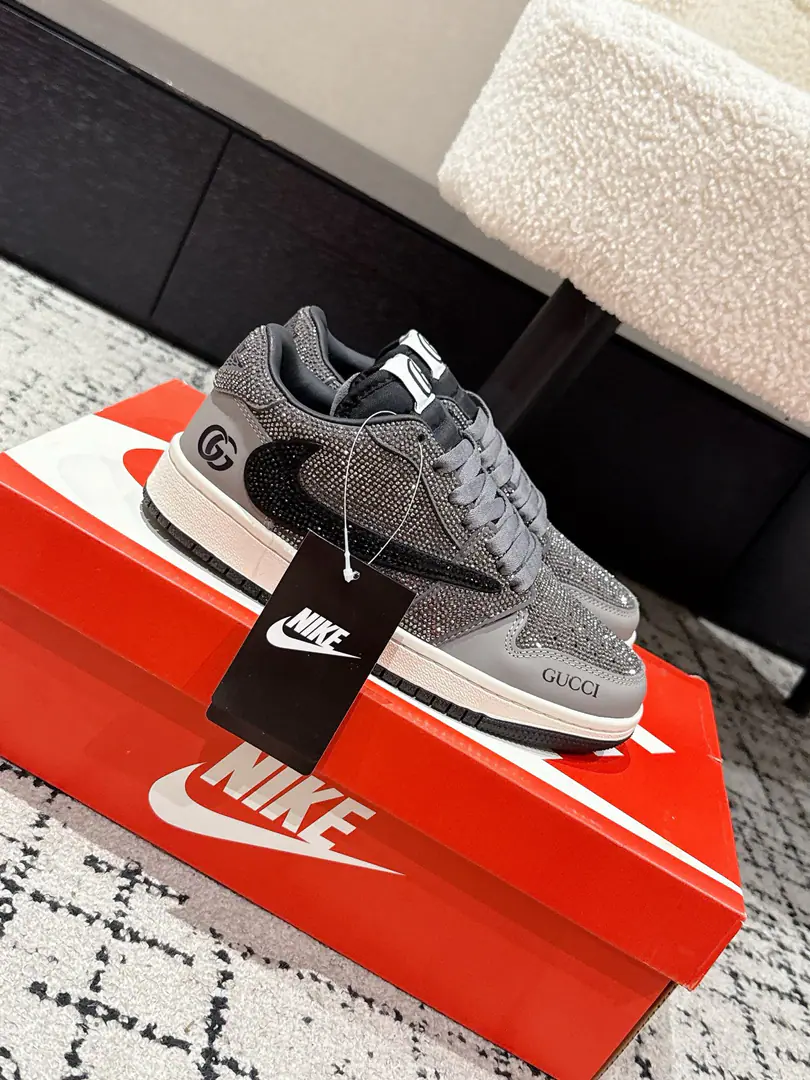 🏧𝐀𝐢𝐫 𝐉𝐨𝐫𝐝𝐚𝐧 𝐱 𝐆𝐔𝐂𝐂𝐈New Syndicate｜The stars' leisure shoes. These shoes, which are covered in water, have always been popular with the tweezers.❤️ The whole shoe is covered in a thick, woven water., ♪ And the lights shine ♪, It's a very dazzling visual effect.💯 ♪ Fleaking the brightest light ♪, It's so fascinating.👏👏 It's definitely a club killer.😎The Tide Bangers are blowing up the street. Cool. The final son.～ MATERIAL Material Original custom fabric+Hot-ass flash drills.✨ Original custom airnet sheet Original plasticized one-shoe pad The original is a model for grinding glue.💯 size: Female35-42 [40.41.42Custom] size: Men39-46 [45.46Custom]
