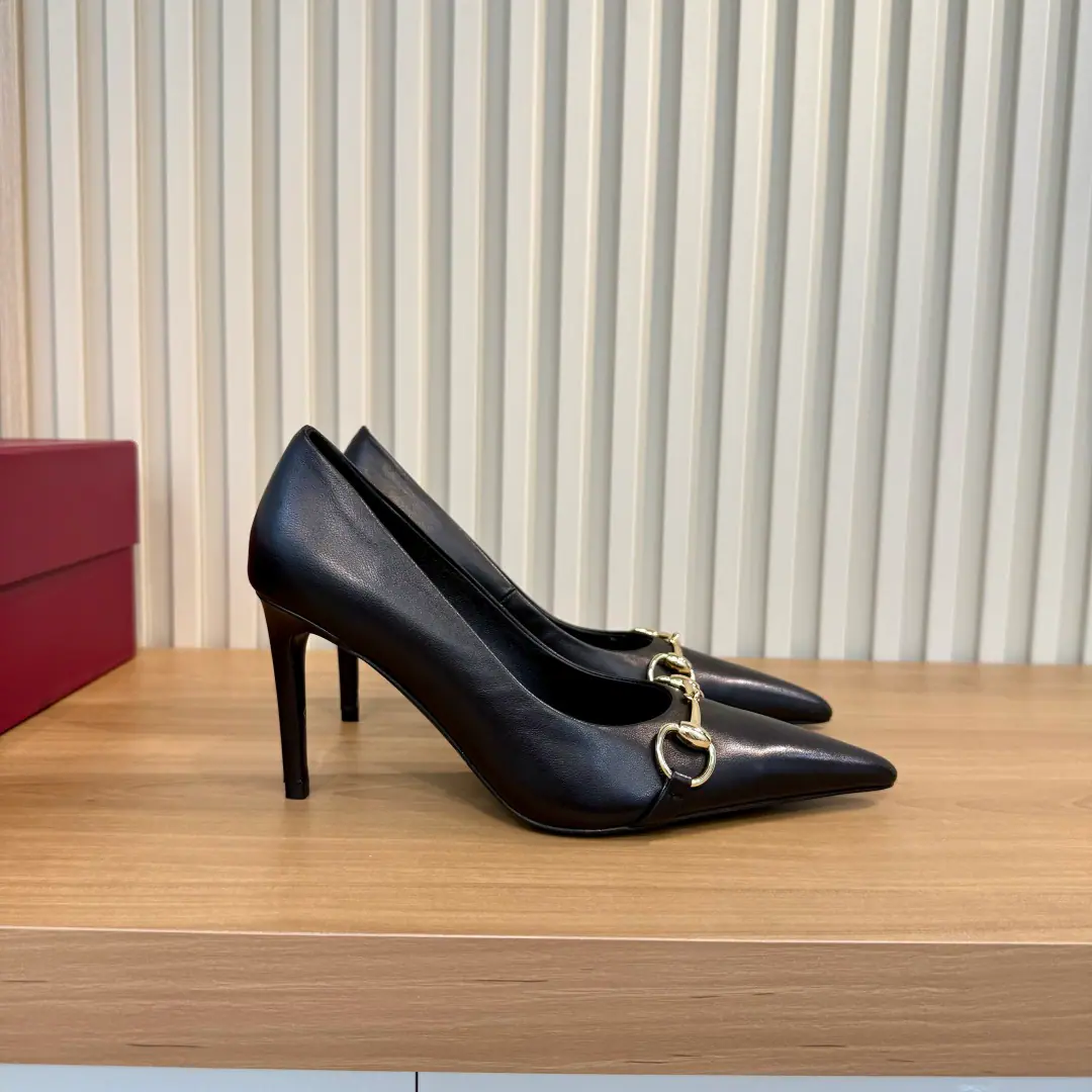 Plant price （35-42）Gucci PrimaveraThe series combines innovation with a pragmatic vision, Sets the contour, Texture and material-based new language. DonnaThe series is focused on its clarity.. The high heels are elegant with their pointy and fine heights., And a gold-tone brandy of a pony-marked stump., Add branding.. The white and white leather. Gold-alert It's in the apricot leather line. Horses' titles are cut. Pointhead Leather Shoes Bottom Siu Gao-sung I'll put a leather shoes cushion on., It's got a serrated cutting and a golden membrane.“Gucci”Marking - It's a game. Height: 80Millimeters