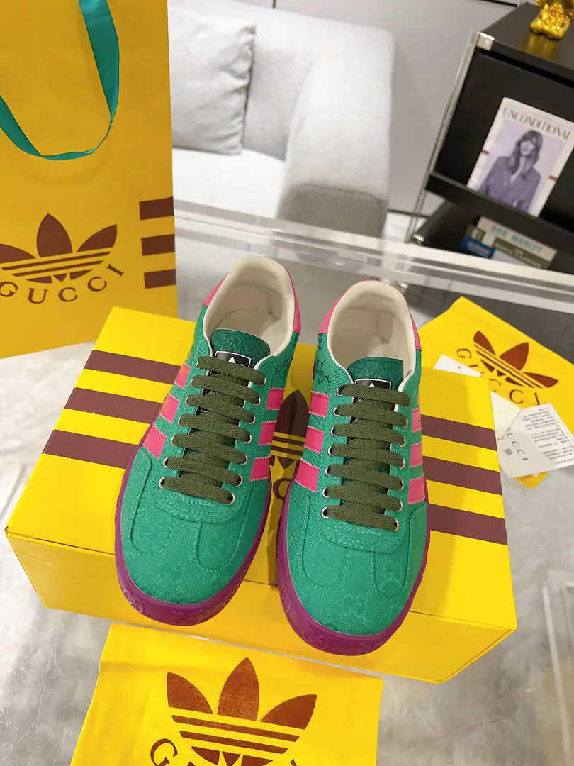 New upgrade Women Men Gucci x Adidas Joint contributions 23ss Fashion week show. Only correct top version of German shoes❗️❗️Global intensity of fire💯Web-wide maximum version contribution❗️❗️The couple's first. Codes:35-46（45.46I'll make sure I don't change it.）