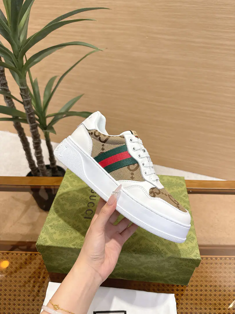 GucciCrackers, shoes.｜The couple money is so good.✨ The Gudz cabinet is running a cookie shoe in parallel., A quality upgrade of classic white shoes., The regenerate atmosphere is so strong that it's so simple.. Shoes face customize cattle skins using the original, It's a classic old flower cloth., Multiple processes of piercing and pressure stripes, It's a very good recognition.. Side-marked red greenweed band, Back and back.GG Logo, Details are in place.. 4cmThe bubbles are so light and thick., Sneaking legs., The upper foot doesn't weigh too much., Walk light and not tired.. Super multi-colour option, Black and White Jane., Old flowers are old., Both boys and girls can handle it., It's a couple's shoe. It's a really good match.. I'm a pair of jeans., The dress is all right., I'm not wrong about traveling.. Female size35‑40｜Men39‑45, Positive buy. #GucciBiscuit shoes. #Good-ass shoes. #Couple shoes. #Small white shoes.