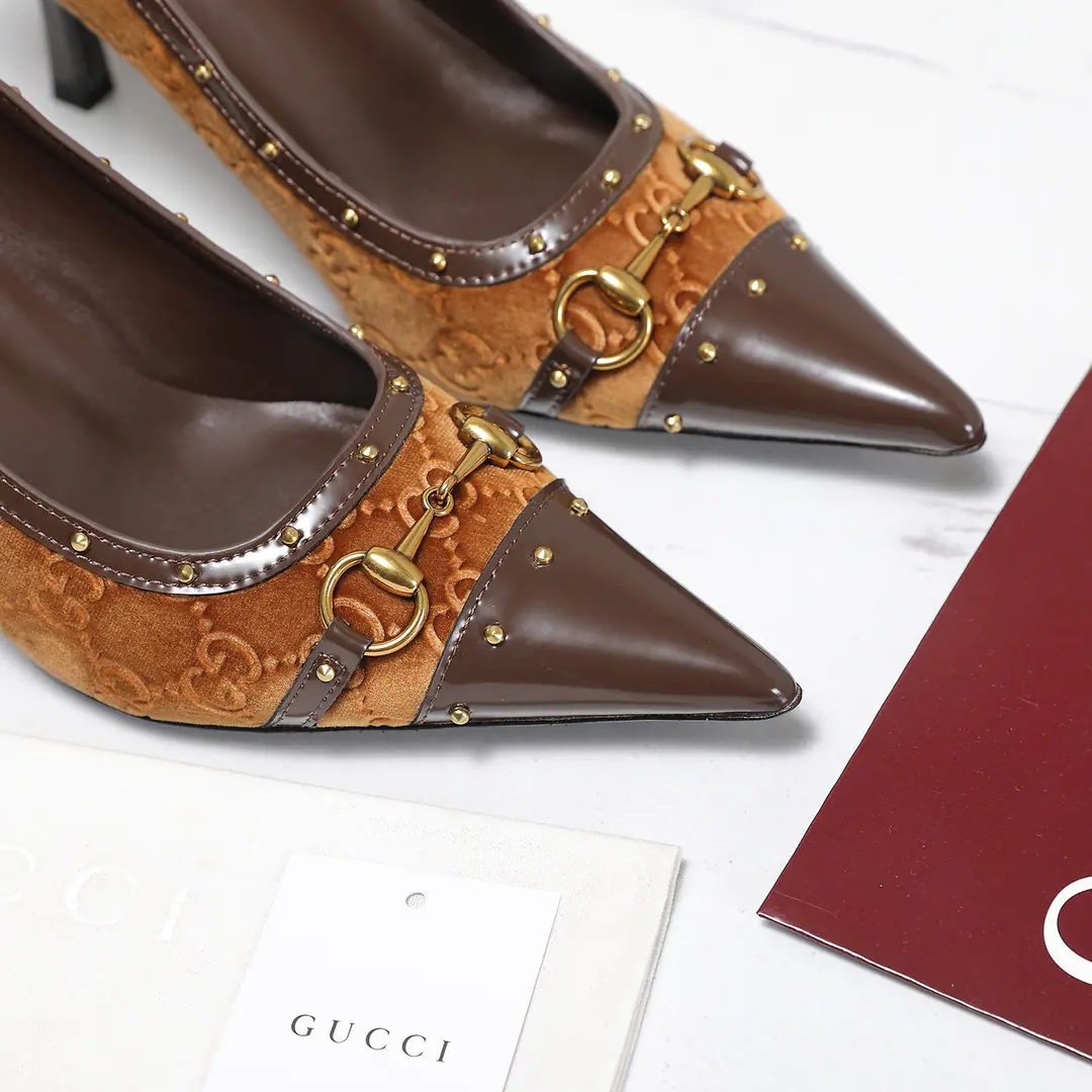 GucciThe horse's title is a sling with high heels.❗❗ Generation GucciThe Guggy Generation series explored the brand's treasure elements., To integrate the designs of different generations into a unified aesthetic narrative. This shallow heel is a motif of French toenails., It's got a little stunk., We'll be fine with the old leather bags and wait for details., The logo-stamping fittings are fixed in two mediums and style.. ♦️♪ The nails are rinding with wool and leather shoes ♪ ♦️The sheep's skin is in the ground. ♦️Italy is a big-ass country. ♦️He's tall.7.5cm ♦️Codes: 35～42（40.41.42I'll make sure I don't change it.）