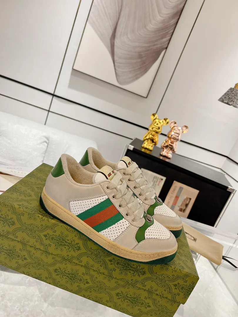 Couple money. Gucci ScreenerA series of sports shoes and a couple of dirty shoes.‼️ Little dirty shoes.ScreenerThe idea behind the series of names is the defense action in sport., The design of the sneakers is from20Century70The classic sneakers of the ages are constantly inspired.. This sneaker is a classic.GGThe canvas., The side is painted with pink and green strips., A little retrograde.GucciMarking. Shoe.: ♪ The cow's skin rolls along ♪ Uchi.: In the original high-density fumes. logo: Metal DimentaryGEllipse, details of the thump Packaging: Top-of-the-art package for cabinet Otsumi!: - A vacuum.TPUMaterial Shoes.: Women35-40 Men39-44 (Women41Men38, 45I'll make sure I don't change it.）