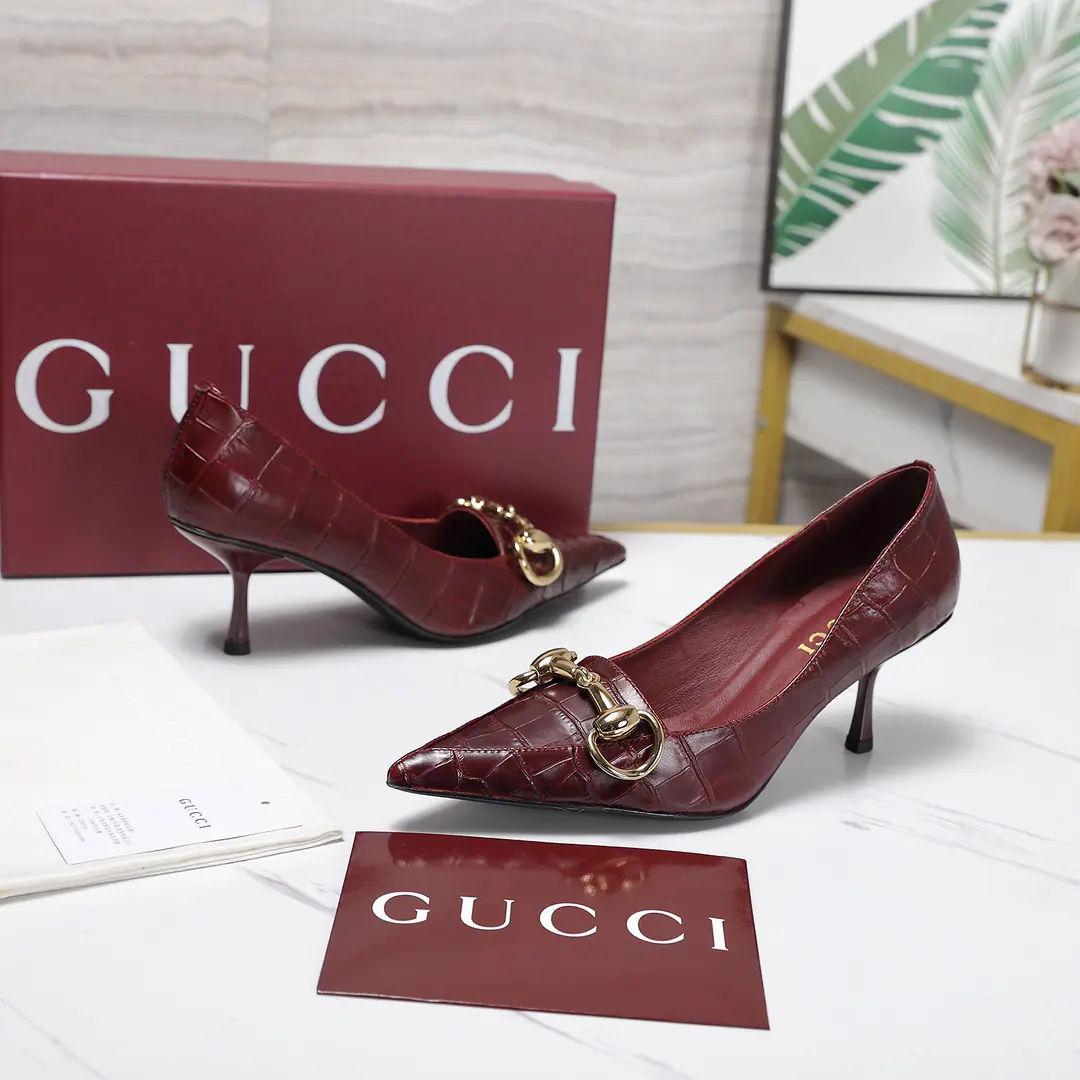 Unique.GuCCHigh-end fine. 2026Spring and summer.BombshellNew paragraphs in series🆕Super fine and shallow shoes. High heels fashion, sharp-headed, sensitive shoes.🔥The original juice original.!Every detail is carefully crafted., Can be associatedZGYeah, like one., No two qualities.！ Fabulous.: Import head-decked cow skin - It's a hardware.: The original modeling chain is a button. Uchi.／Foot.: High-end custom-made sheep skin He's tall.: 6.5 cm Otsumi!: Italian skin. Size: 35-42（40 41 42Do it., No re-election.） Full plate high end Ancola red packaging！ Price: Bullskins. Stone tattoos. Exploration2026Spring and summer series, The shoe money was meant to honor that glorious time.. This shoe is made of metal leather., The trick is to blend in the tip and the metal and the adornment., ♪ And let's all be different ♪💋