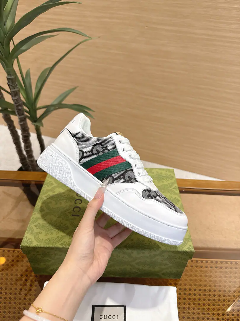 GucciCrackers, shoes.｜The couple money is so good.✨ The Gudz cabinet is running a cookie shoe in parallel., A quality upgrade of classic white shoes., The regenerate atmosphere is so strong that it's so simple.. Shoes face customize cattle skins using the original, It's a classic old flower cloth., Multiple processes of piercing and pressure stripes, It's a very good recognition.. Side-marked red greenweed band, Back and back.GG Logo, Details are in place.. 4cmThe bubbles are so light and thick., Sneaking legs., The upper foot doesn't weigh too much., Walk light and not tired.. Super multi-colour option, Black and White Jane., Old flowers are old., Both boys and girls can handle it., It's a couple's shoe. It's a really good match.. I'm a pair of jeans., The dress is all right., I'm not wrong about traveling.. Female size35‑40｜Men39‑45, Positive buy. #GucciBiscuit shoes. #Good-ass shoes. #Couple shoes. #Small white shoes.