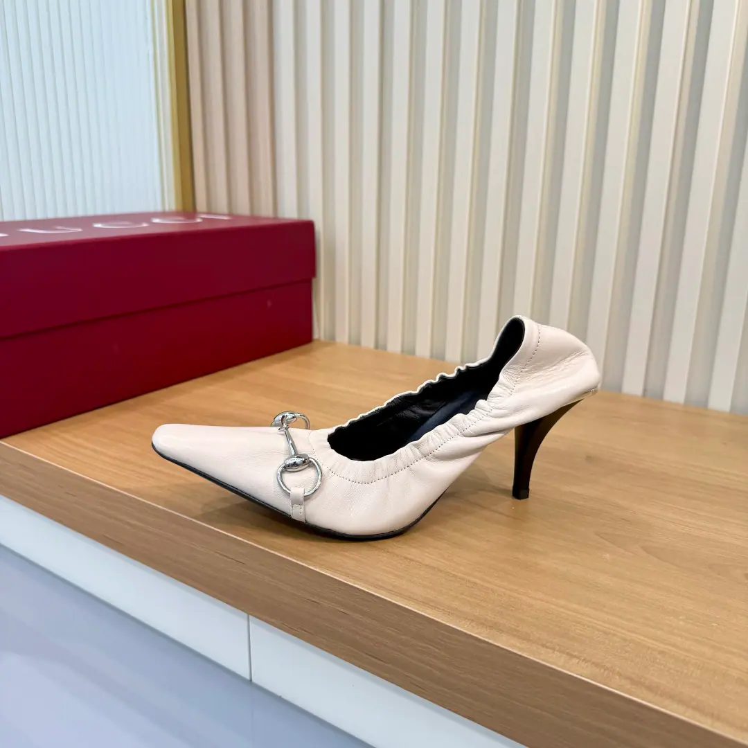 Plant price 35-42）Gucci PrimaveraThe series combines innovation with a pragmatic vision, Sets the contour, Texture and material-based new language. VittoriaThe soften-up of the high heels., A cone heel with a long head and a sculptural sense., And modern style and euphemism.. The shoe is made of soft frugal leather., It's designed for all day.. Black Somnapa leather. Silver Rear Gold is burning silver.'Gucci'Marking Black leather liner. Horses' titles are cut. - Chief!, A little square shoehead. Black leather soles. Leather wraps a sculpturing shoe heel., Metal-like Sensitization Panel Flexible Back - It's a game. Height: 75.