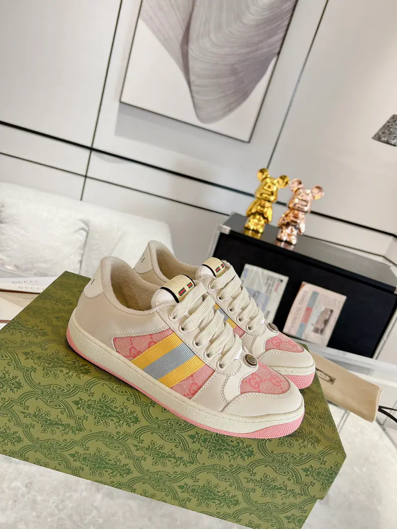 Female Gucci ScreenerA series of sports shoes and a couple of dirty shoes.‼️ Little dirty shoes.ScreenerThe idea behind the series of names is the defense action in sport., The design of the sneakers is from20Century70The classic sneakers of the ages are constantly inspired.. This sneaker is a classic.GGThe canvas., The side is painted with pink and green strips., A little retrograde.GucciMarking. Shoe.: ♪ The cow's skin rolls along ♪ Uchi.: In the original high-density fumes. logo: Metal DimentaryGEllipse, details of the thump Packaging: Top-of-the-art package for cabinet Otsumi!: - A vacuum.TPUMaterial Shoes.: Women35-40 (Women41I'll make sure I don't change it.）