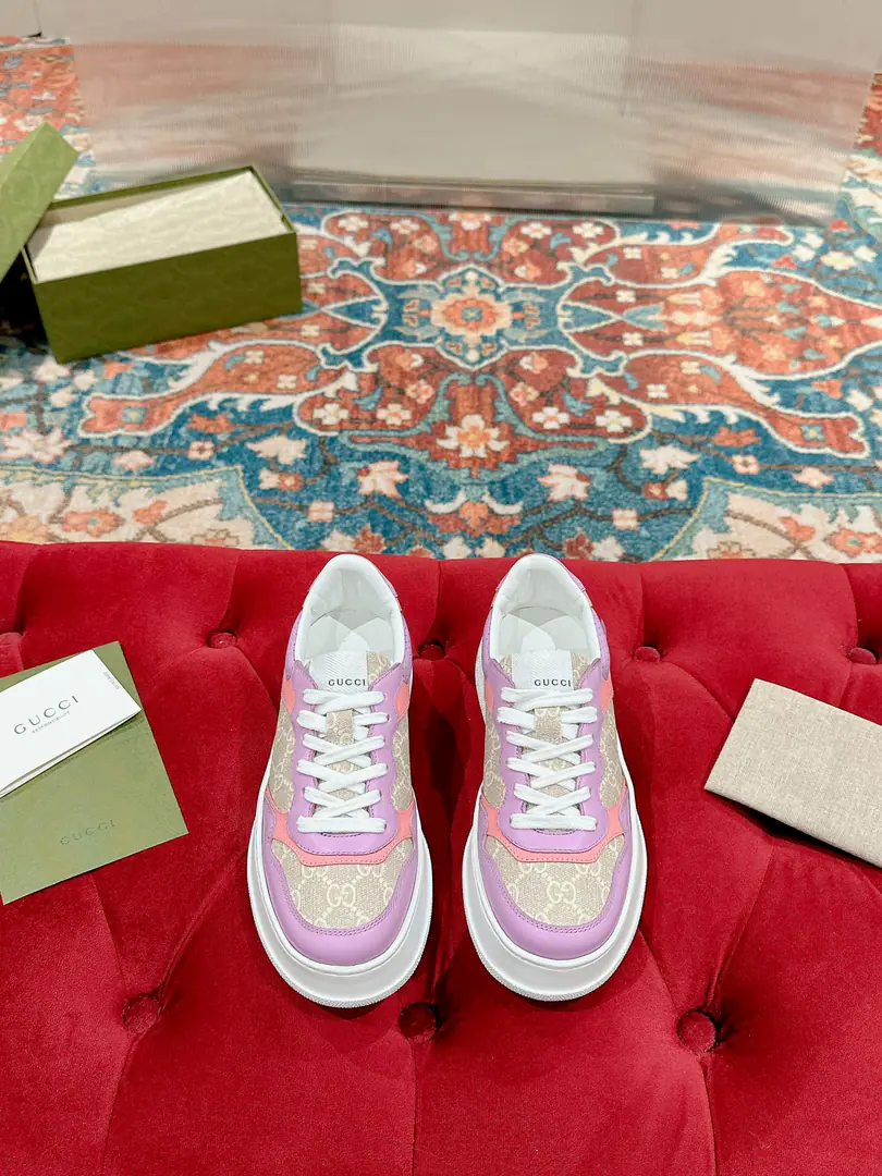🅿️ Women 👑Gucci🍀🍀A pair of cozy biscuits. Gucci Chunky BSeries of sneakers～- Let's go with Daddy's shoes. White shoes. Three classic elements of dirty shoes are the design of the sport and leisure mix that brands promote.. The thick sub-structures show a resonance of the sneakers., The most important thing is the shoes are very light.. The classic old flower band., Round shoe head., It's a chocolate system., It's a reminiscent feeling., The effect of the increase is extremely high., The soles are very soft and comfortable.😌Wear it all seasons., It's more of a mood to wear it in the fall.💯 ·Fabulous.: Original customized cow skins（The classic old flower cloth., Puncture., Ballasting process） ·Otsumi!:Rubber Bottom ·Uchi.:Import of sheep skin ·He's tall.:NYO5cm ·Size:Women35-40 （Women41 Custom without re-offer）